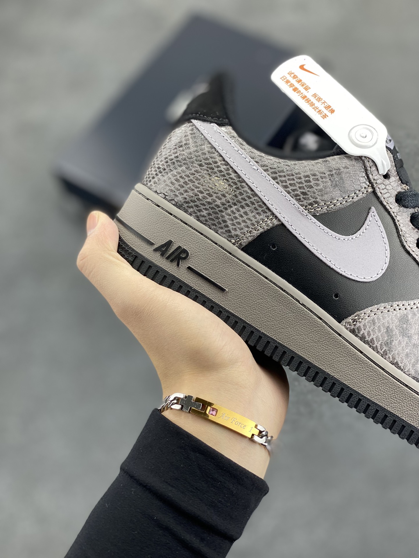 图片[6]-Nike Air Force 1 Low 蛇年黑灰 空军一号低帮运动板鞋 原楦头原纸板 打造纯正空军版型#专注外贸渠道 全掌内置蜂窝气垫 #原盒配件 原厂中底钢印、拉帮完美 货号：HF2898-001 尺码：36 36.5 37.5 38 38.5 39 40 40.5 41 42 42.5 43 44 44.5 45-选品中心