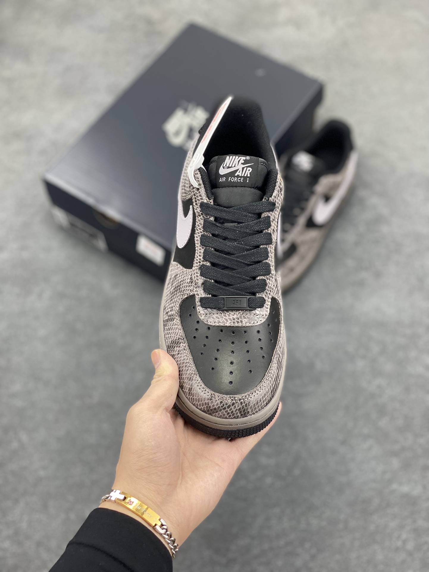 图片[2]-Nike Air Force 1 Low 蛇年黑灰 空军一号低帮运动板鞋 原楦头原纸板 打造纯正空军版型#专注外贸渠道 全掌内置蜂窝气垫 #原盒配件 原厂中底钢印、拉帮完美 货号：HF2898-001 尺码：36 36.5 37.5 38 38.5 39 40 40.5 41 42 42.5 43 44 44.5 45-选品中心