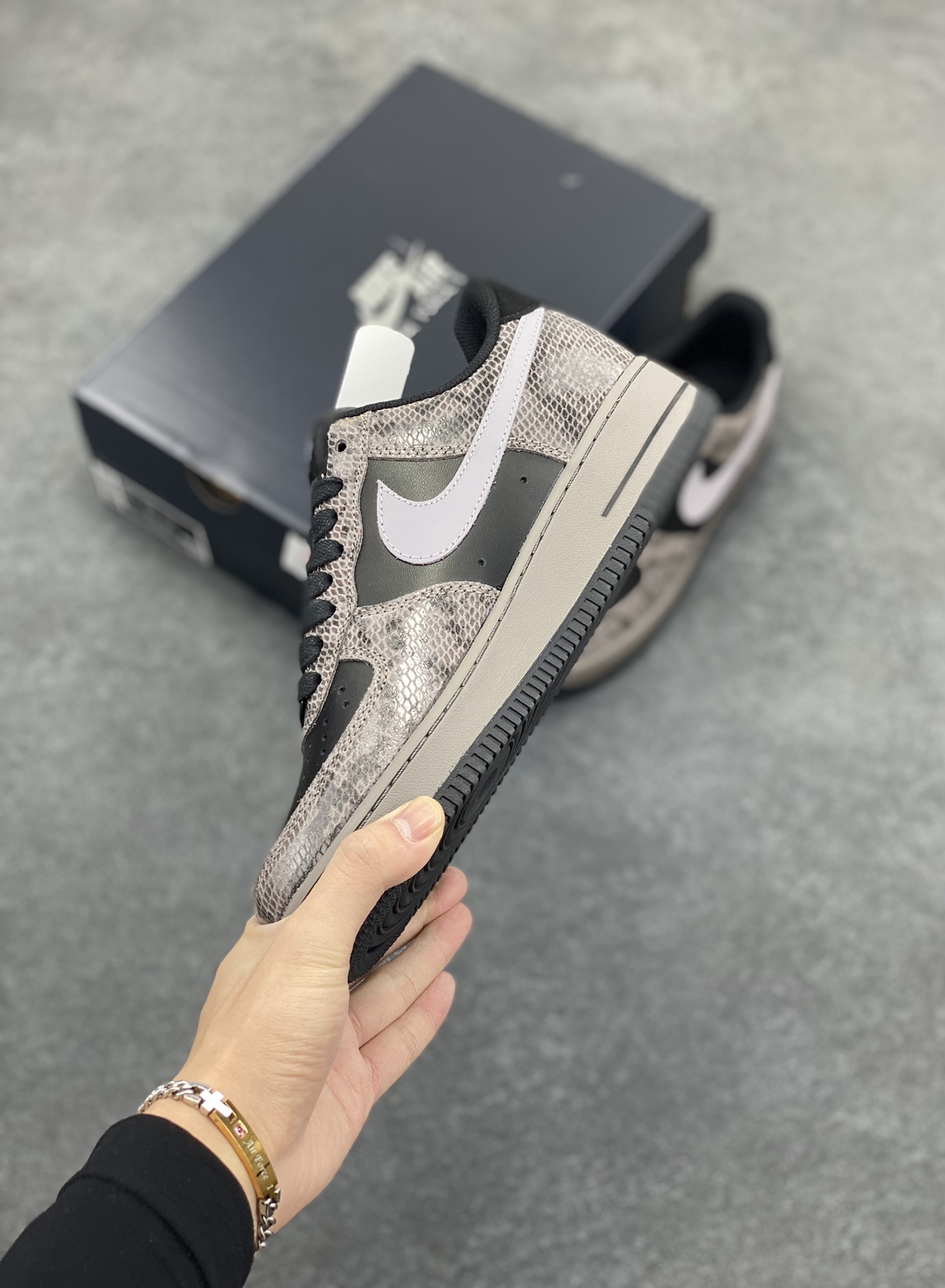图片[3]-Nike Air Force 1 Low 蛇年黑灰 空军一号低帮运动板鞋 原楦头原纸板 打造纯正空军版型#专注外贸渠道 全掌内置蜂窝气垫 #原盒配件 原厂中底钢印、拉帮完美 货号：HF2898-001 尺码：36 36.5 37.5 38 38.5 39 40 40.5 41 42 42.5 43 44 44.5 45-选品中心