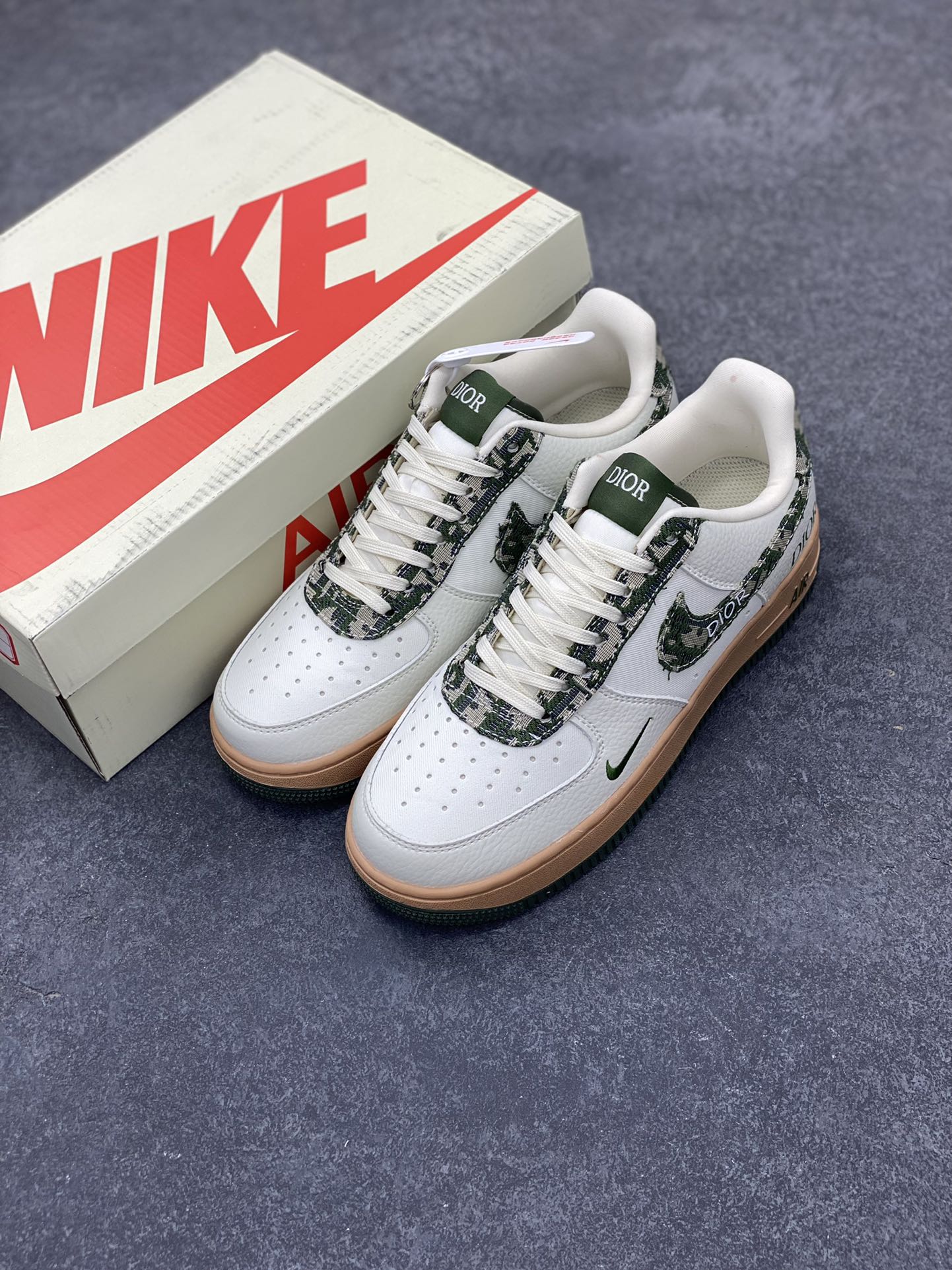 图片[8]-Nike Air Force 1 ’07 Low 空军一号低帮百搭休闲运动板鞋。柔软、弹性十足的缓震性能和出色的中底设计，横跨复古与现代的外型结合，造就出风靡全球三十多年的Force 1，直到今天还深受青睐 货号：KK1988-010 尺码：36 37.5 38 39 40 41 42 43 44 45-选品中心