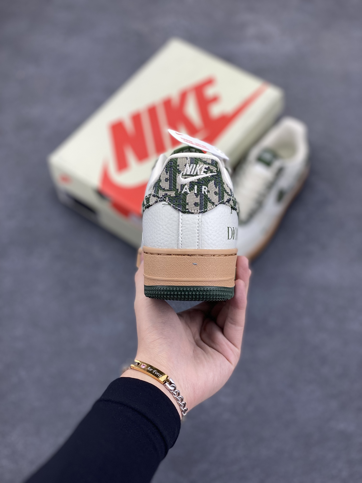 图片[4]-Nike Air Force 1 ’07 Low 空军一号低帮百搭休闲运动板鞋。柔软、弹性十足的缓震性能和出色的中底设计，横跨复古与现代的外型结合，造就出风靡全球三十多年的Force 1，直到今天还深受青睐 货号：KK1988-010 尺码：36 37.5 38 39 40 41 42 43 44 45-选品中心