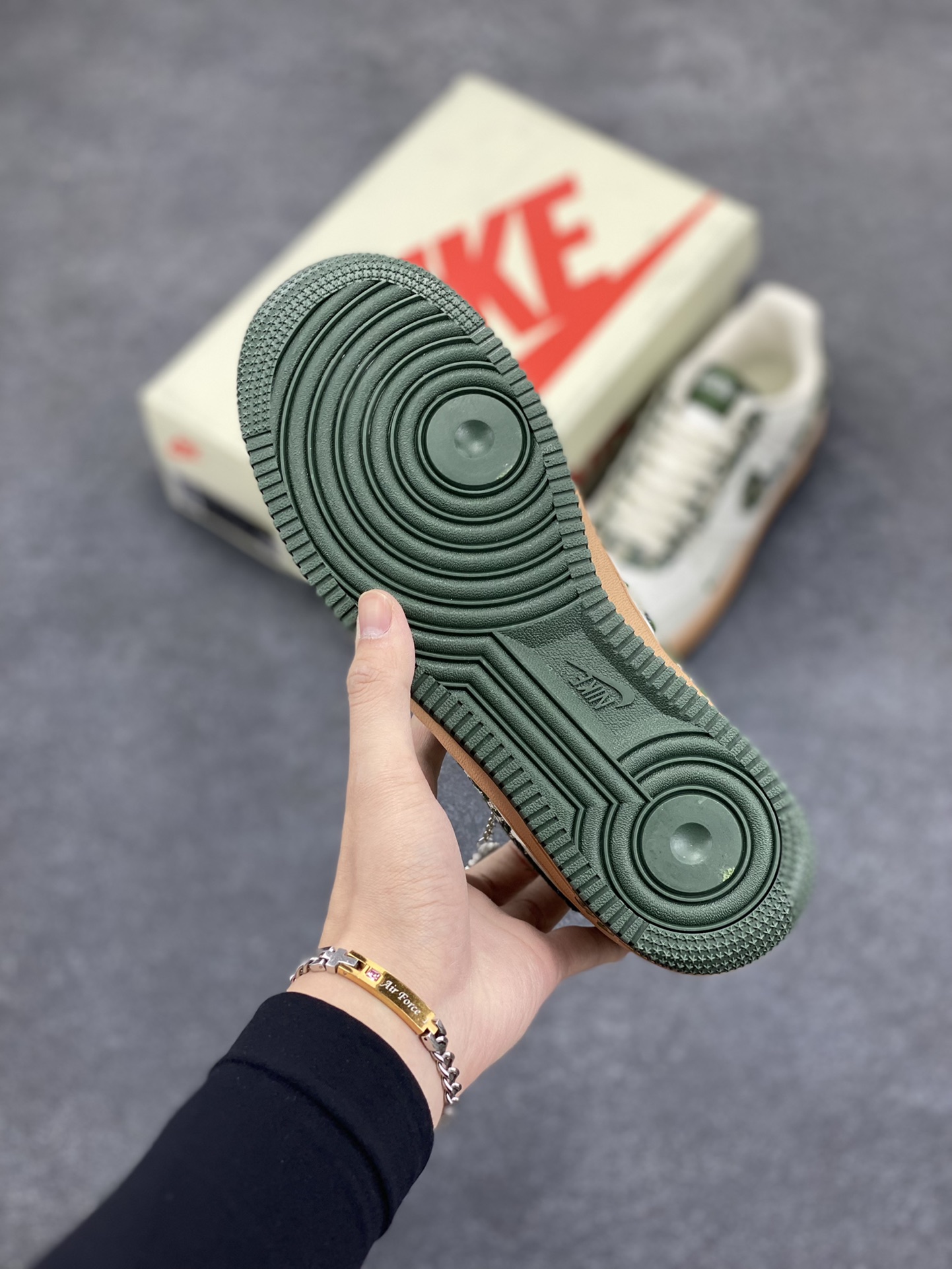 图片[5]-Nike Air Force 1 ’07 Low 空军一号低帮百搭休闲运动板鞋。柔软、弹性十足的缓震性能和出色的中底设计，横跨复古与现代的外型结合，造就出风靡全球三十多年的Force 1，直到今天还深受青睐 货号：KK1988-010 尺码：36 37.5 38 39 40 41 42 43 44 45-选品中心