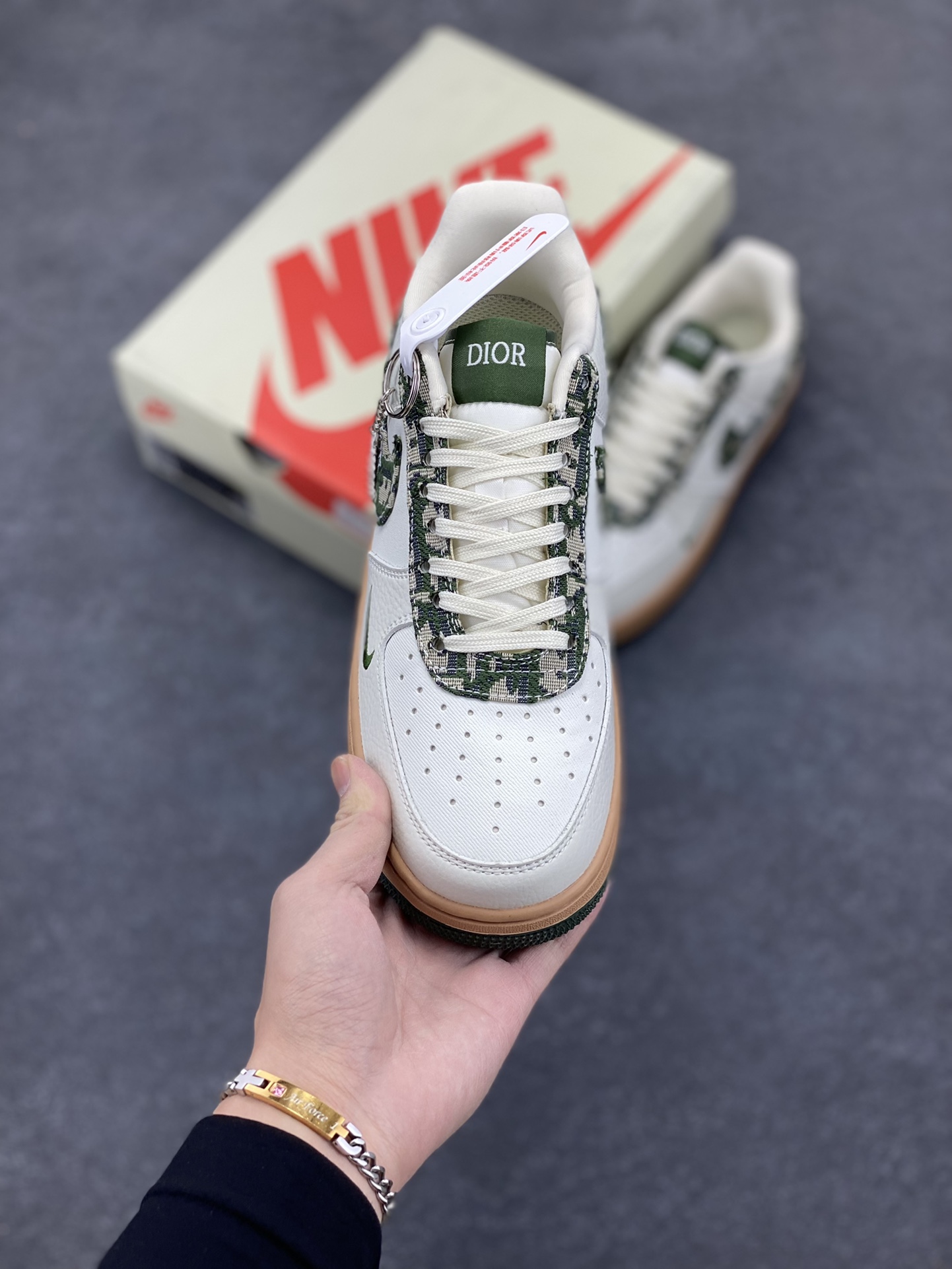 图片[2]-Nike Air Force 1 ’07 Low 空军一号低帮百搭休闲运动板鞋。柔软、弹性十足的缓震性能和出色的中底设计，横跨复古与现代的外型结合，造就出风靡全球三十多年的Force 1，直到今天还深受青睐 货号：KK1988-010 尺码：36 37.5 38 39 40 41 42 43 44 45-选品中心