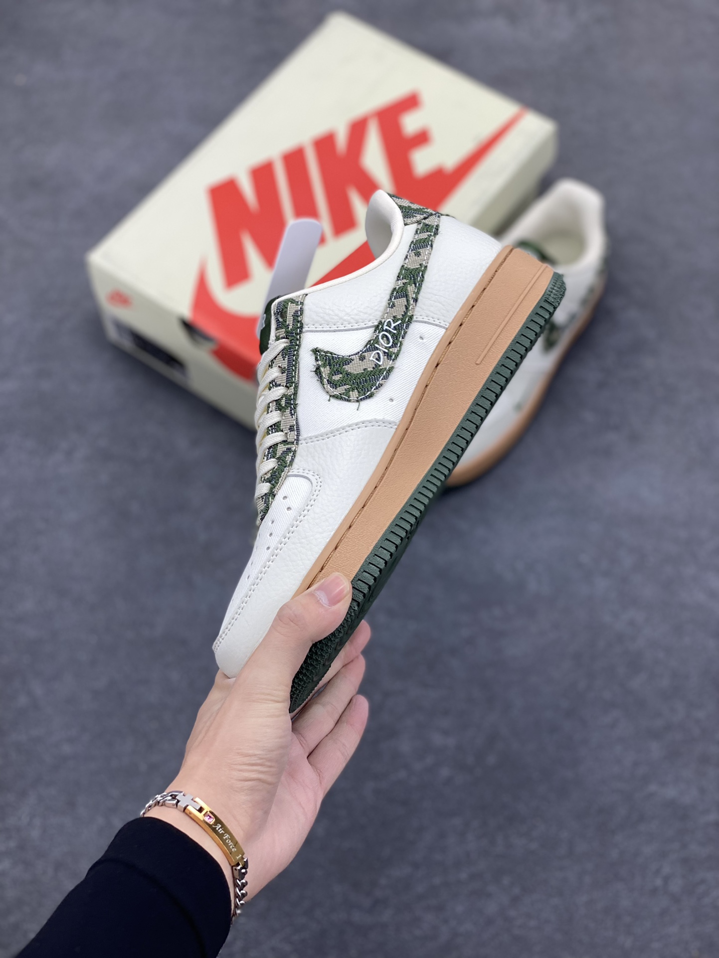 图片[3]-Nike Air Force 1 ’07 Low 空军一号低帮百搭休闲运动板鞋。柔软、弹性十足的缓震性能和出色的中底设计，横跨复古与现代的外型结合，造就出风靡全球三十多年的Force 1，直到今天还深受青睐 货号：KK1988-010 尺码：36 37.5 38 39 40 41 42 43 44 45-选品中心