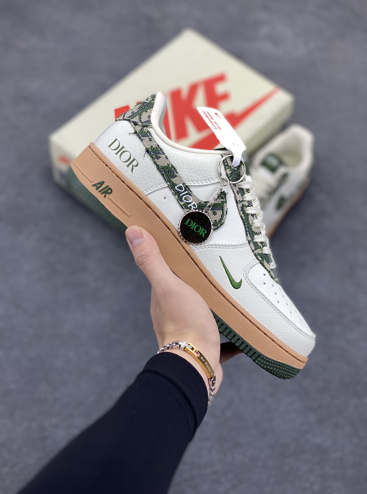 Nike Air Force 1 ’07 Low 空军一号低帮百搭休闲运动板鞋。柔软、弹性十足的缓震性能和出色的中底设计，横跨复古与现代的外型结合，造就出风靡全球三十多年的Force 1，直到今天还深受青睐 货号：KK1988-010 尺码：36 37.5 38 39 40 41 42 43 44 45-选品中心