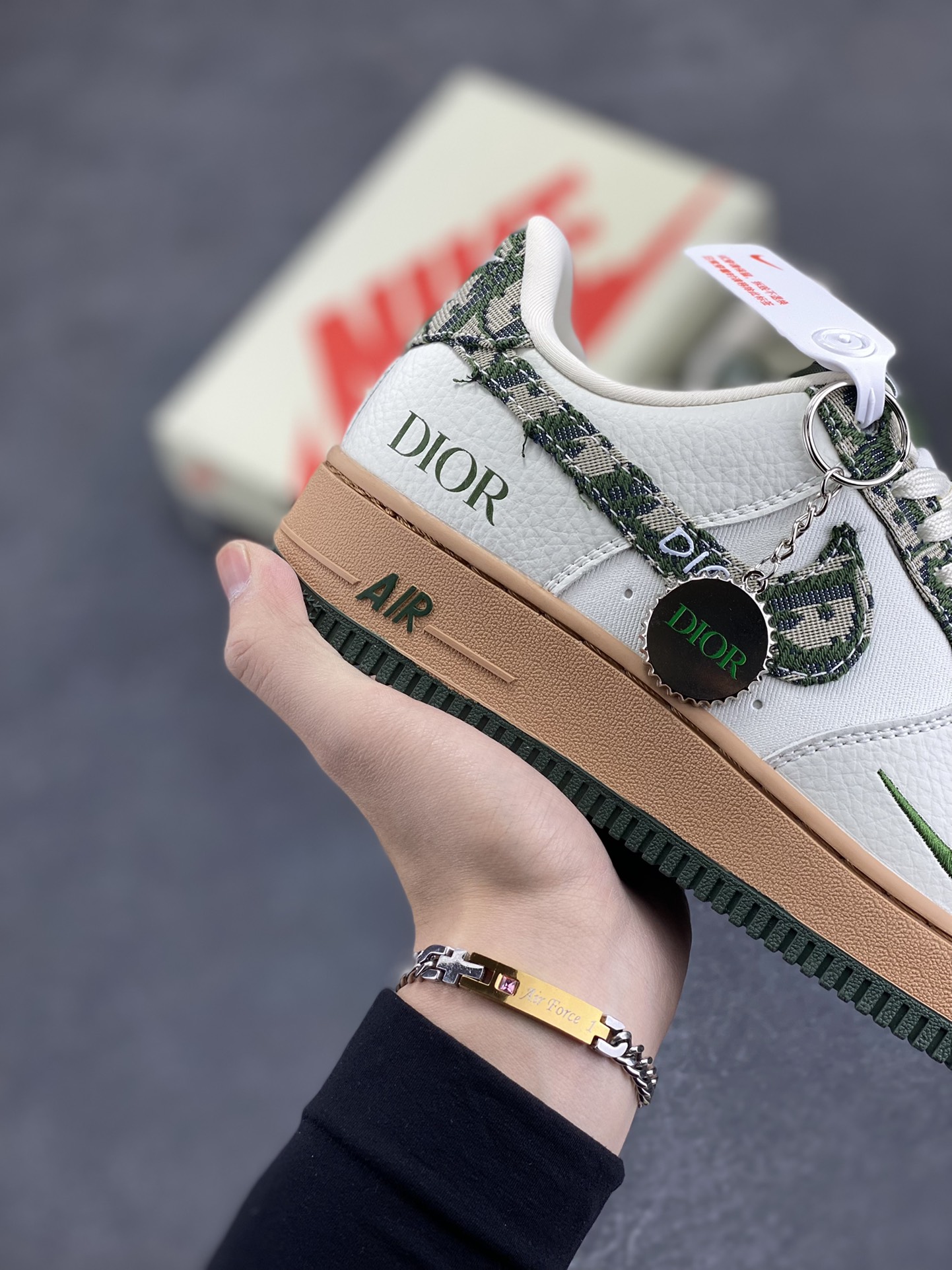 图片[6]-Nike Air Force 1 ’07 Low 空军一号低帮百搭休闲运动板鞋。柔软、弹性十足的缓震性能和出色的中底设计，横跨复古与现代的外型结合，造就出风靡全球三十多年的Force 1，直到今天还深受青睐 货号：KK1988-010 尺码：36 37.5 38 39 40 41 42 43 44 45-选品中心