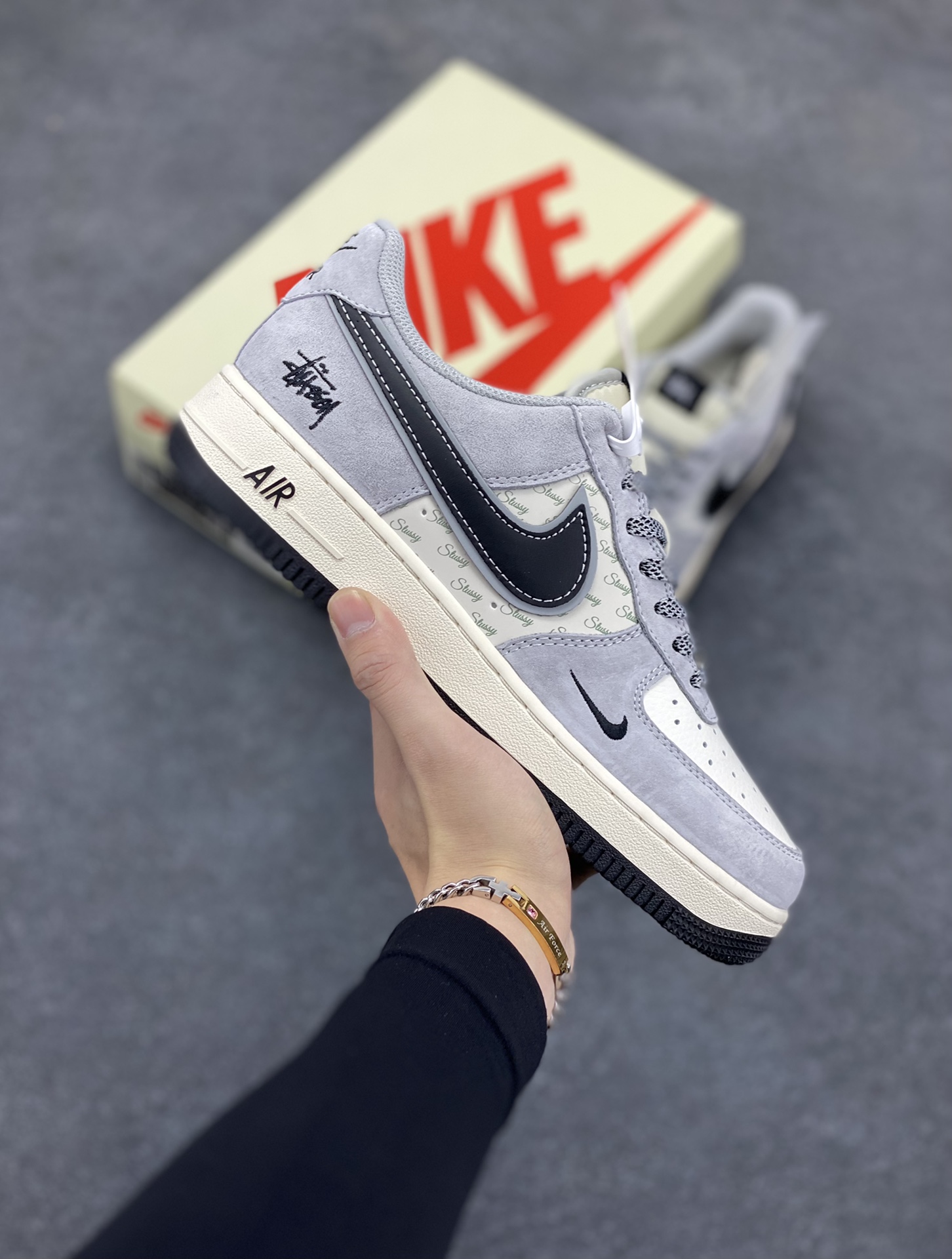 NIke Air Force 1 \'07 Low “斯图西联名--灰猪八黑勾”空军一号 低帮 运动鞋 休闲鞋 折边针车 工艺难度大 原楦头原纸板 原装鞋盒 定制五金配件 内置全掌气垫 原厂鞋底 货号：XZ3318-099 尺码：36 36.5 37.5 38 38.5 39 40 40.5 41 42 42.5 43 44 44.5 45-选品中心