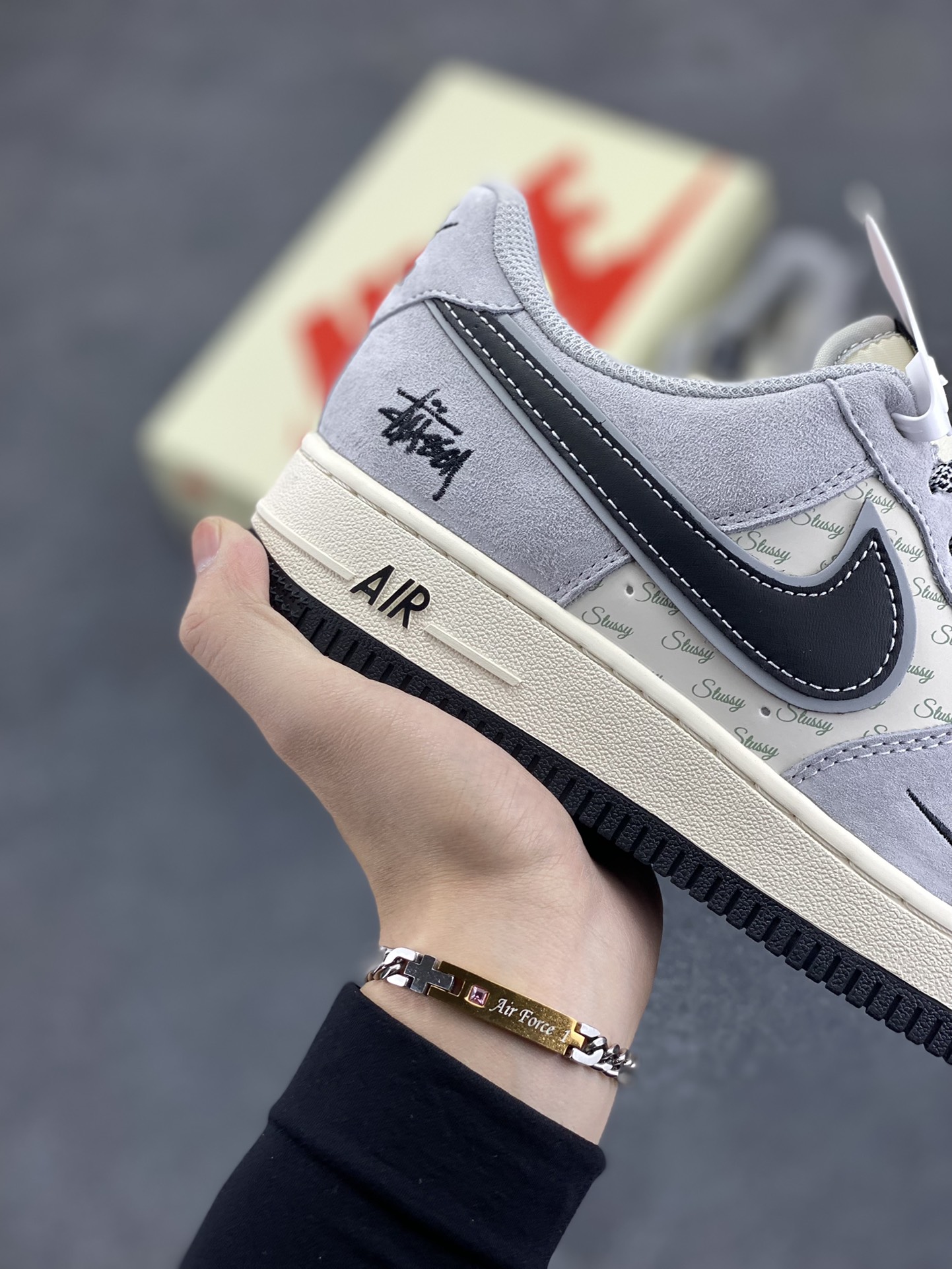 图片[6]-NIke Air Force 1 \’07 Low “斯图西联名–灰猪八黑勾”空军一号 低帮 运动鞋 休闲鞋 折边针车 工艺难度大 原楦头原纸板 原装鞋盒 定制五金配件 内置全掌气垫 原厂鞋底 货号：XZ3318-099 尺码：36 36.5 37.5 38 38.5 39 40 40.5 41 42 42.5 43 44 44.5 45-选品中心
