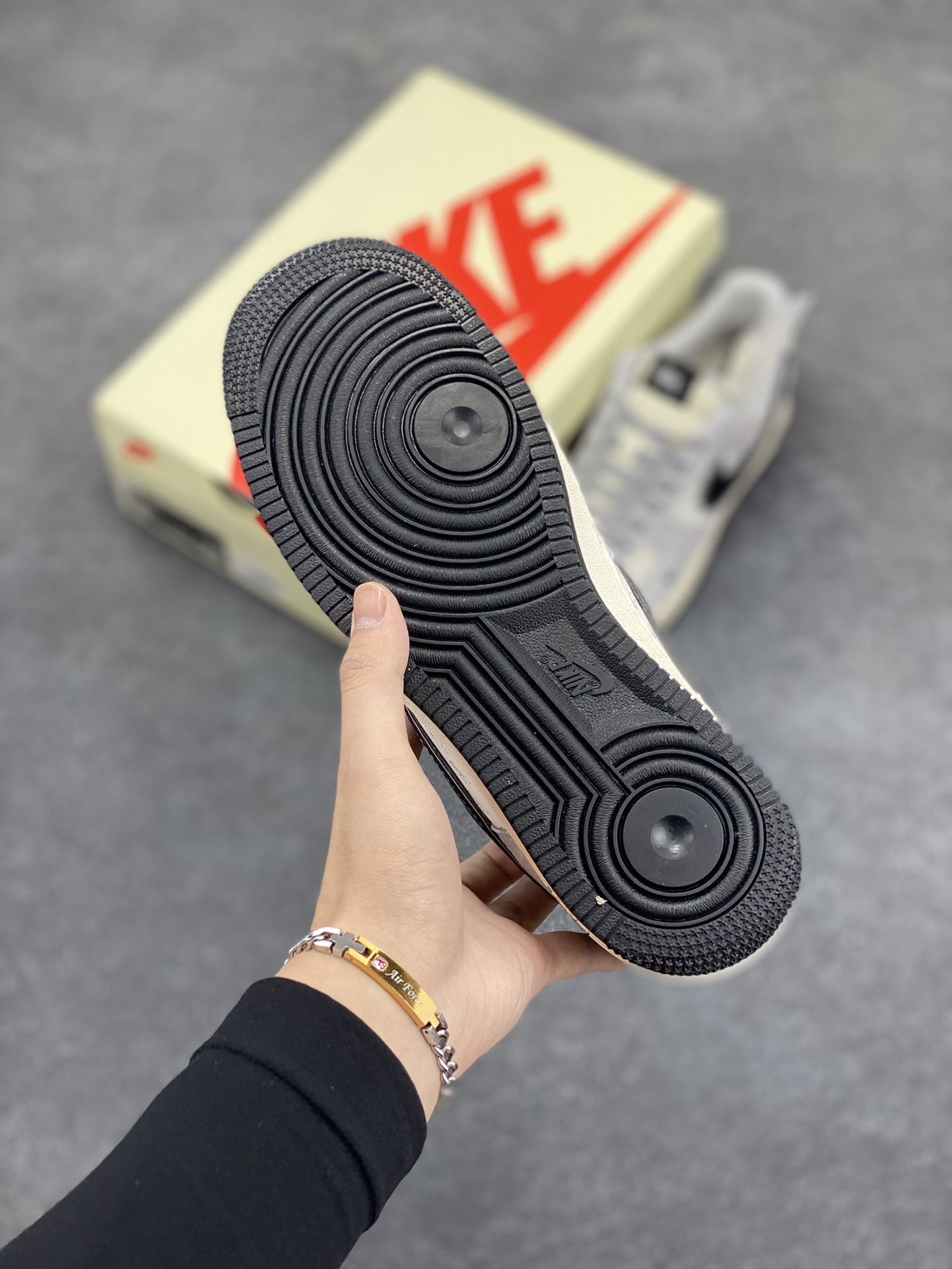 图片[5]-NIke Air Force 1 \’07 Low “斯图西联名–灰猪八黑勾”空军一号 低帮 运动鞋 休闲鞋 折边针车 工艺难度大 原楦头原纸板 原装鞋盒 定制五金配件 内置全掌气垫 原厂鞋底 货号：XZ3318-099 尺码：36 36.5 37.5 38 38.5 39 40 40.5 41 42 42.5 43 44 44.5 45-选品中心