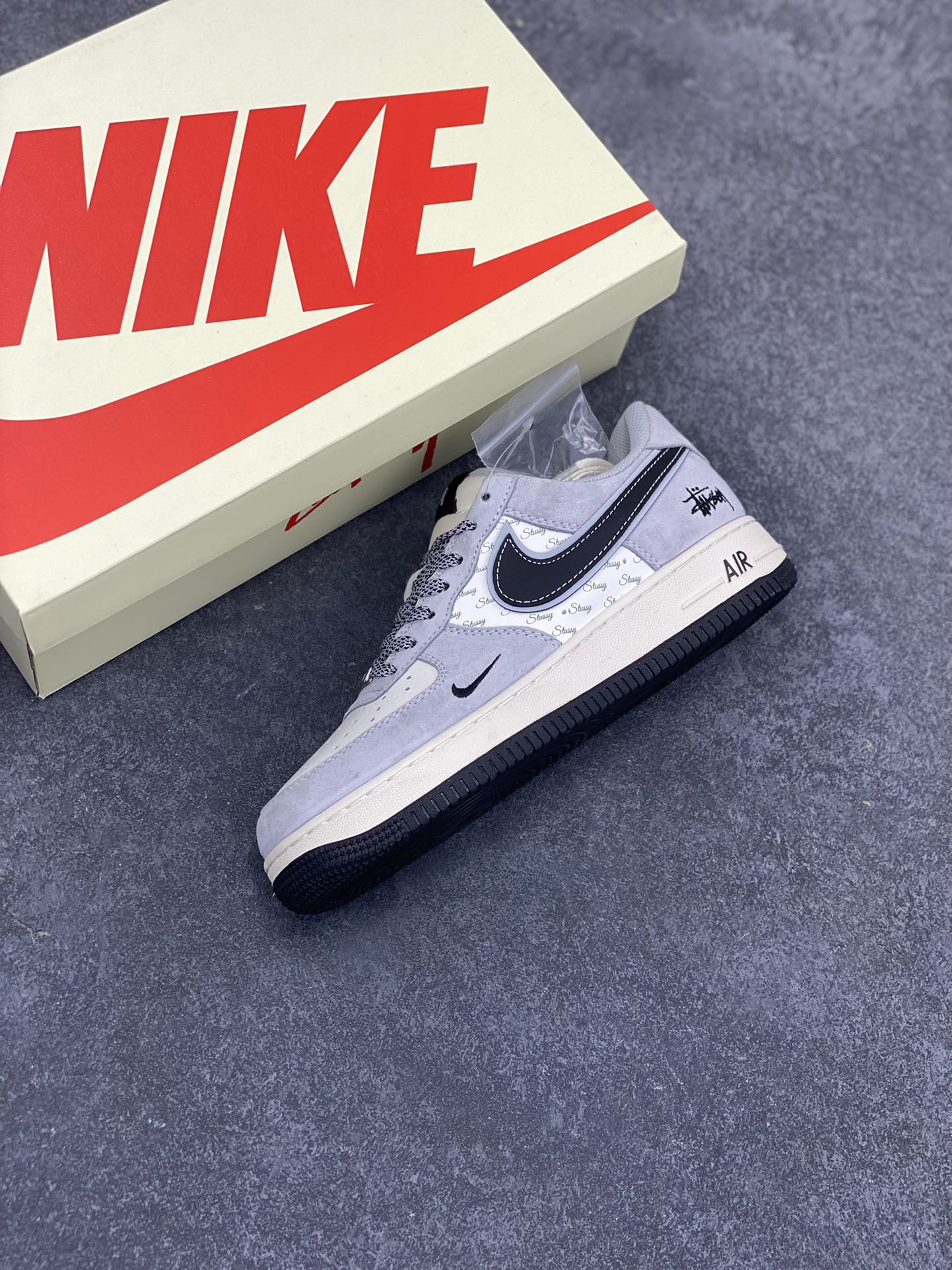 图片[7]-NIke Air Force 1 \’07 Low “斯图西联名–灰猪八黑勾”空军一号 低帮 运动鞋 休闲鞋 折边针车 工艺难度大 原楦头原纸板 原装鞋盒 定制五金配件 内置全掌气垫 原厂鞋底 货号：XZ3318-099 尺码：36 36.5 37.5 38 38.5 39 40 40.5 41 42 42.5 43 44 44.5 45-选品中心