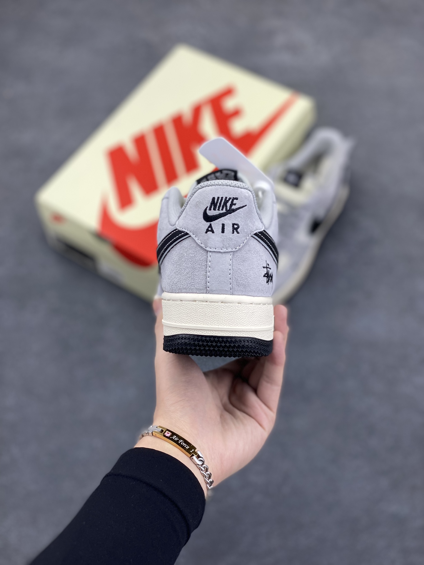 图片[4]-NIke Air Force 1 \’07 Low “斯图西联名–灰猪八黑勾”空军一号 低帮 运动鞋 休闲鞋 折边针车 工艺难度大 原楦头原纸板 原装鞋盒 定制五金配件 内置全掌气垫 原厂鞋底 货号：XZ3318-099 尺码：36 36.5 37.5 38 38.5 39 40 40.5 41 42 42.5 43 44 44.5 45-选品中心