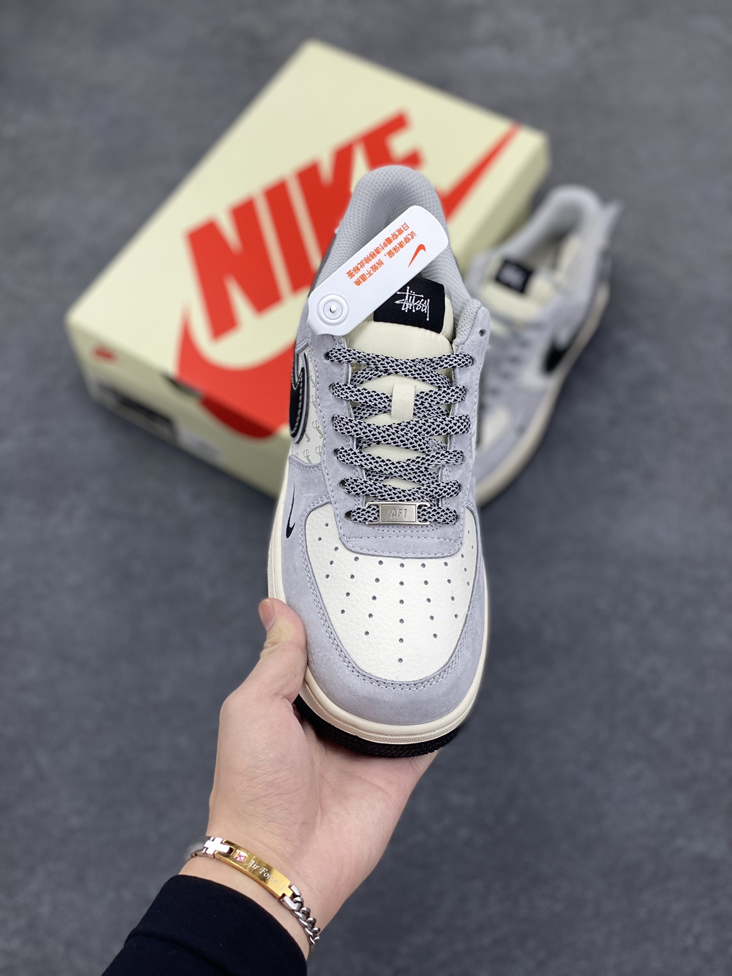 图片[2]-NIke Air Force 1 \’07 Low “斯图西联名–灰猪八黑勾”空军一号 低帮 运动鞋 休闲鞋 折边针车 工艺难度大 原楦头原纸板 原装鞋盒 定制五金配件 内置全掌气垫 原厂鞋底 货号：XZ3318-099 尺码：36 36.5 37.5 38 38.5 39 40 40.5 41 42 42.5 43 44 44.5 45-选品中心