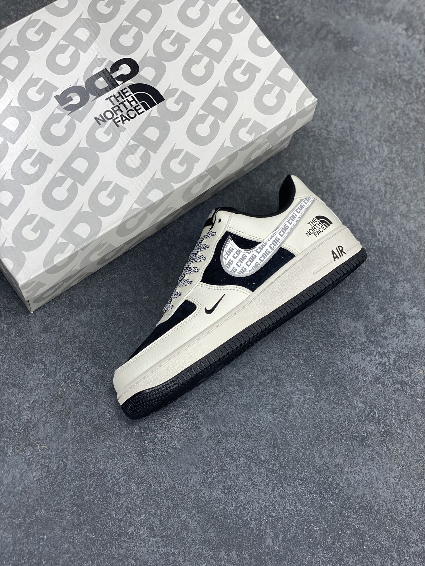 图片[7]-NIke Air Force 1 \’07 Low “北面联名–CDG黑白”空军一号 低帮 运动鞋 休闲鞋 折边针车 工艺难度大 原楦头原纸板 原装鞋盒 定制五金配件 内置全掌气垫 原厂鞋底 货号：BB7518-013 尺码：36 36.5 37.5 38 38.5 39 40 40.5 41 42 42.5 43 44 44.5 45-选品中心
