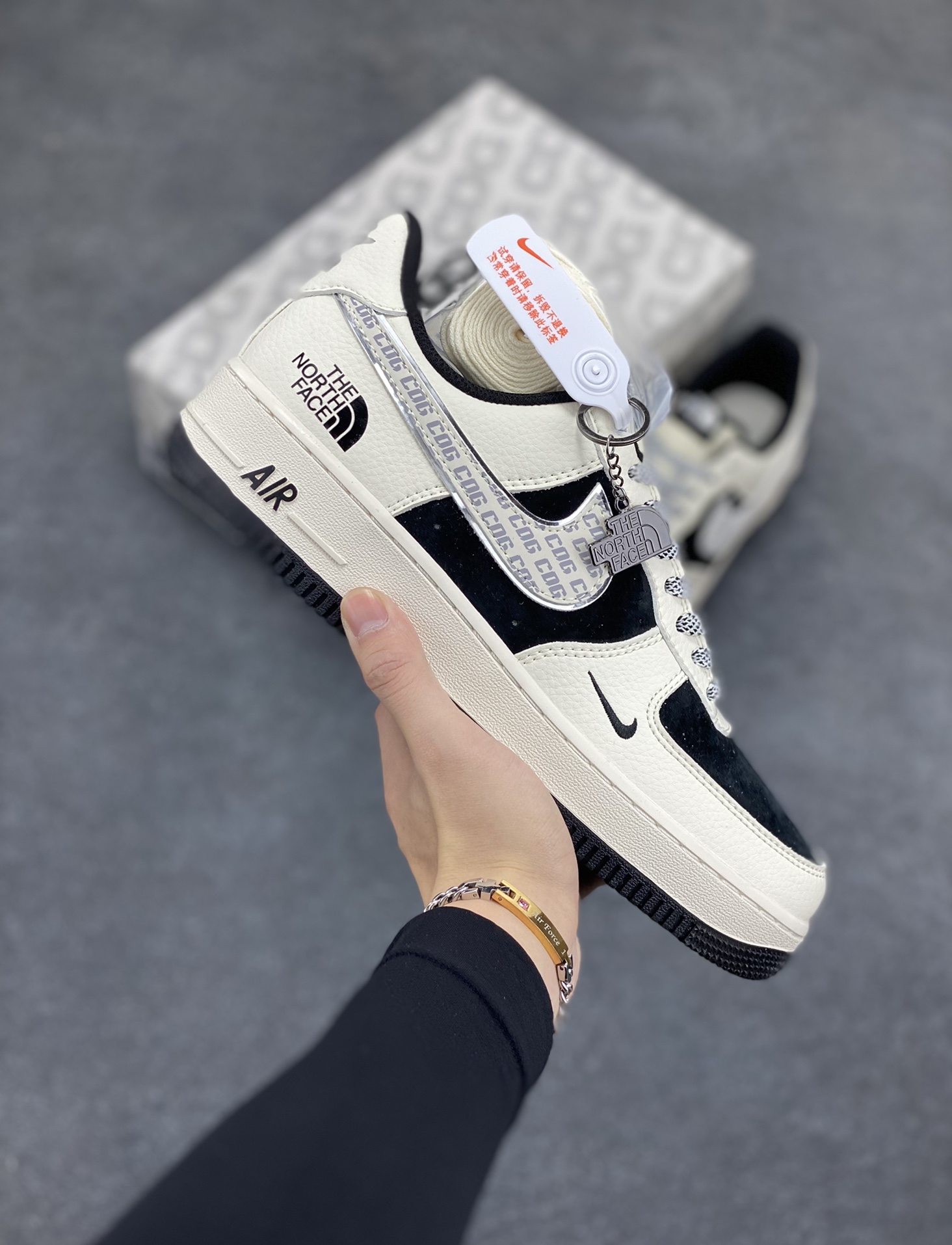NIke Air Force 1 \’07 Low “北面联名–CDG黑白”空军一号 低帮 运动鞋 休闲鞋 折边针车 工艺难度大 原楦头原纸板 原装鞋盒 定制五金配件 内置全掌气垫 原厂鞋底 货号:BB7518-013 尺码:36 36.5 37.5 38 38.5 39 40 40.5 41 42 42.5 43 44 44.5 45-选品中心