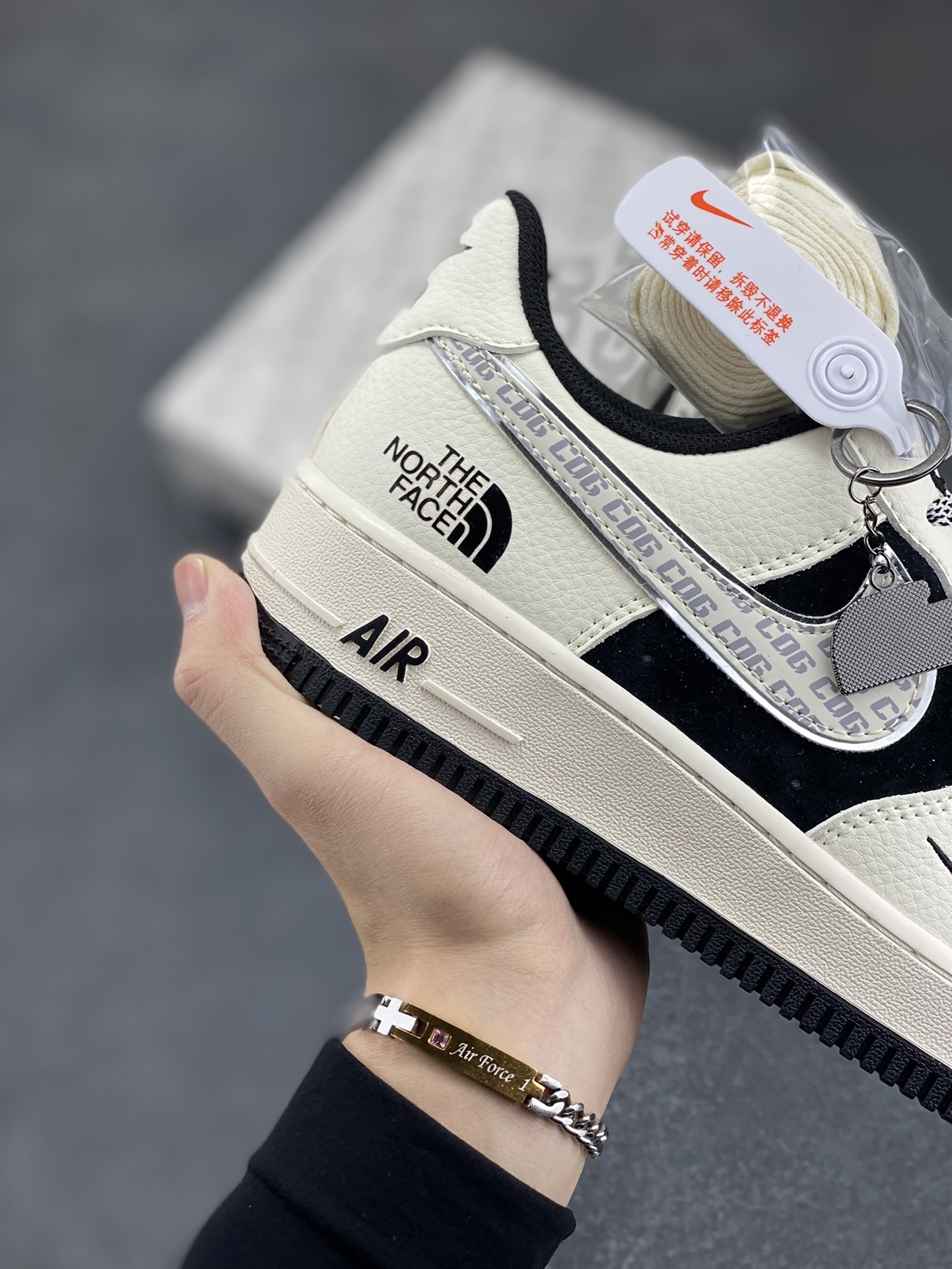 图片[6]-NIke Air Force 1 \’07 Low “北面联名–CDG黑白”空军一号 低帮 运动鞋 休闲鞋 折边针车 工艺难度大 原楦头原纸板 原装鞋盒 定制五金配件 内置全掌气垫 原厂鞋底 货号：BB7518-013 尺码：36 36.5 37.5 38 38.5 39 40 40.5 41 42 42.5 43 44 44.5 45-选品中心