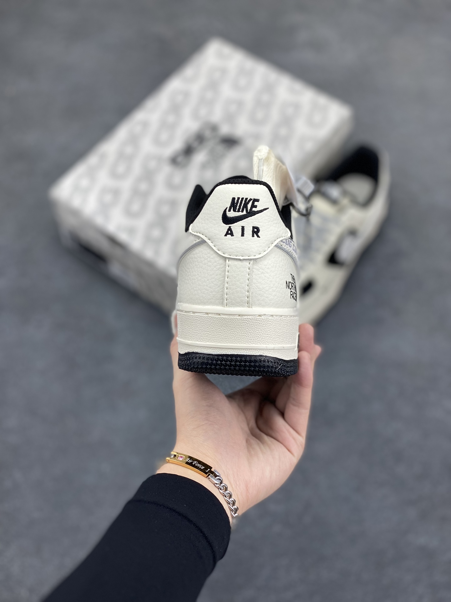 图片[4]-NIke Air Force 1 \’07 Low “北面联名–CDG黑白”空军一号 低帮 运动鞋 休闲鞋 折边针车 工艺难度大 原楦头原纸板 原装鞋盒 定制五金配件 内置全掌气垫 原厂鞋底 货号：BB7518-013 尺码：36 36.5 37.5 38 38.5 39 40 40.5 41 42 42.5 43 44 44.5 45-选品中心