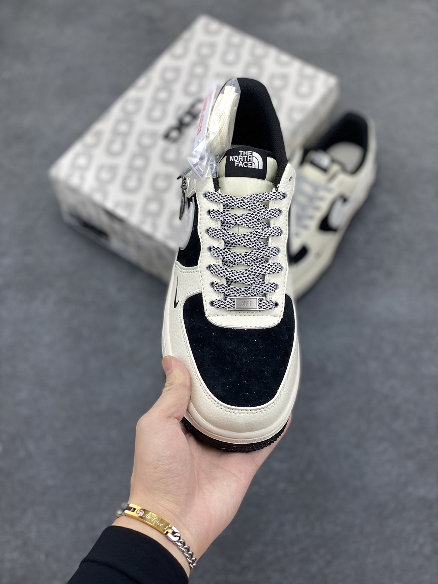 图片[2]-NIke Air Force 1 \’07 Low “北面联名–CDG黑白”空军一号 低帮 运动鞋 休闲鞋 折边针车 工艺难度大 原楦头原纸板 原装鞋盒 定制五金配件 内置全掌气垫 原厂鞋底 货号：BB7518-013 尺码：36 36.5 37.5 38 38.5 39 40 40.5 41 42 42.5 43 44 44.5 45-选品中心