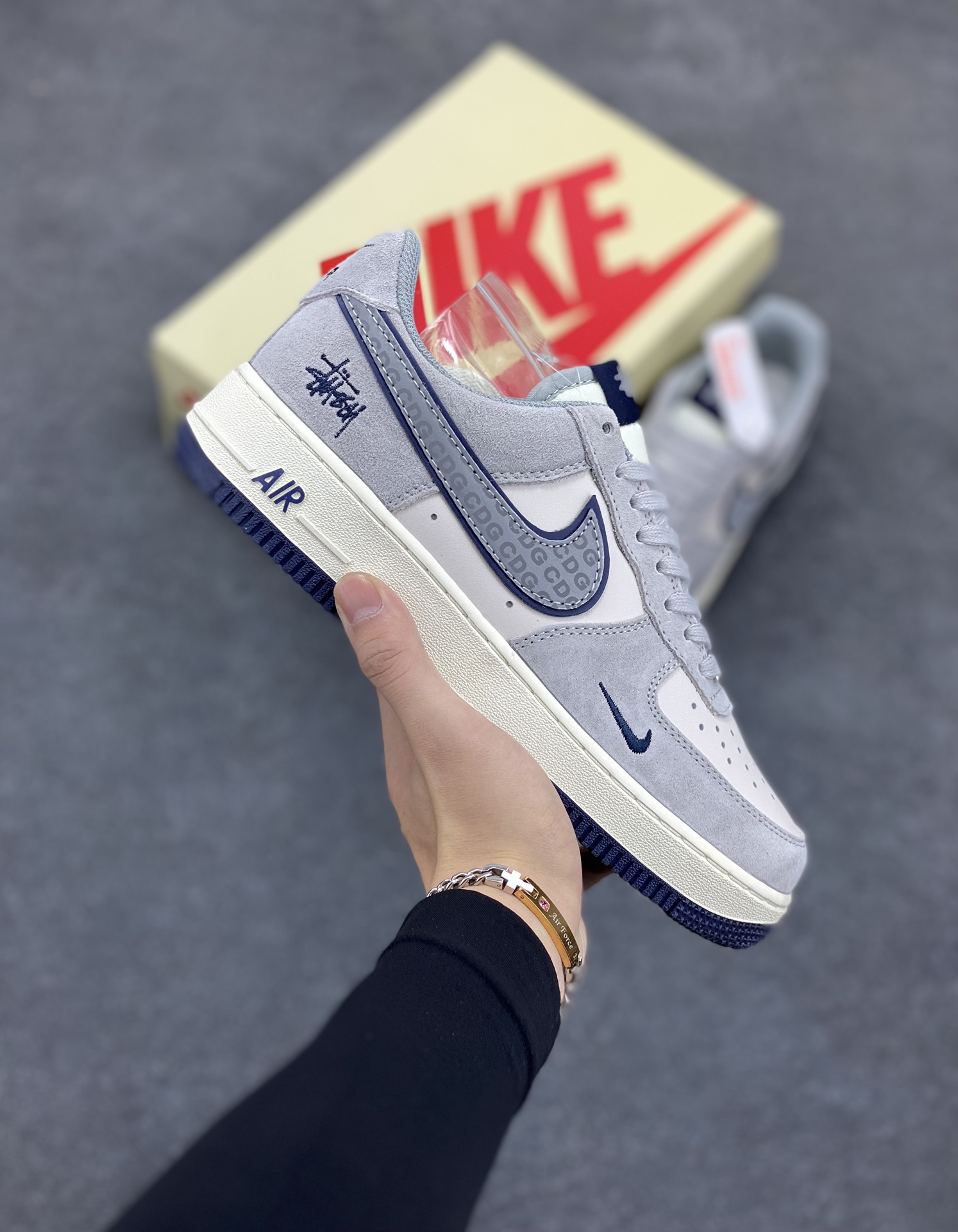 NIke Air Force 1 \’07 Low “斯图西联名–灰猪八蓝底”空军一号 低帮 运动鞋 休闲鞋 折边针车 工艺难度大 原楦头原纸板 原装鞋盒 定制五金配件 内置全掌气垫 原厂鞋底 货号:XZ3318-028 尺码:36 36.5 37.5 38 38.5 39 40 40.5 41 42 42.5 43 44 44.5 45-选品中心