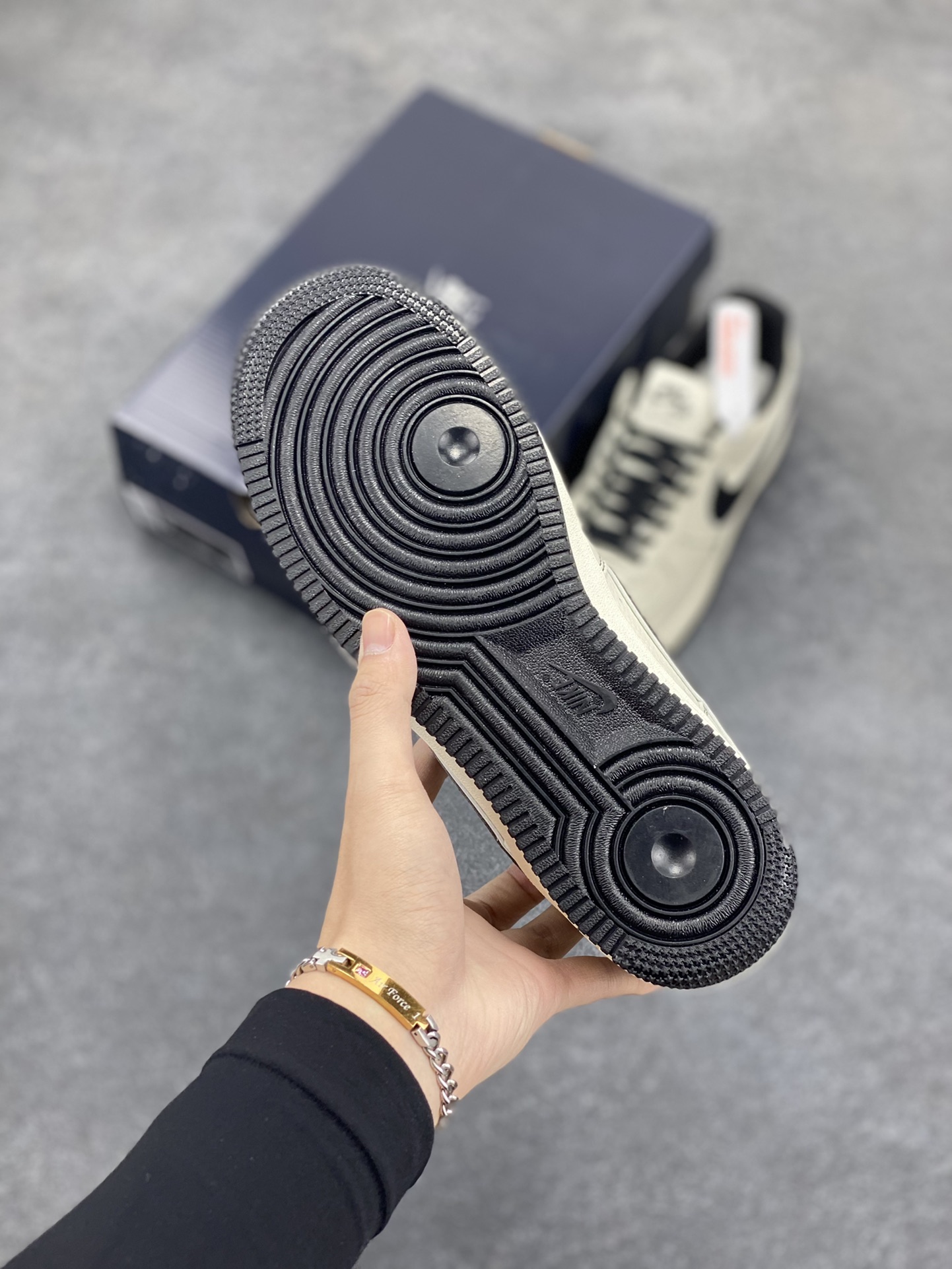 图片[5]-BALENCIAGA×Nike Air Force 1\’07 Low 联名三勾 米黑空军一号低帮休闲版鞋 定制皮料 原楦头原纸板 纯正空军版型 内置全掌气垫 货号：FR0538-090 尺码：36 36.5 37.5 38 38.8 39 40 40.5 41 42 42.5 43 44 44.5 45-选品中心