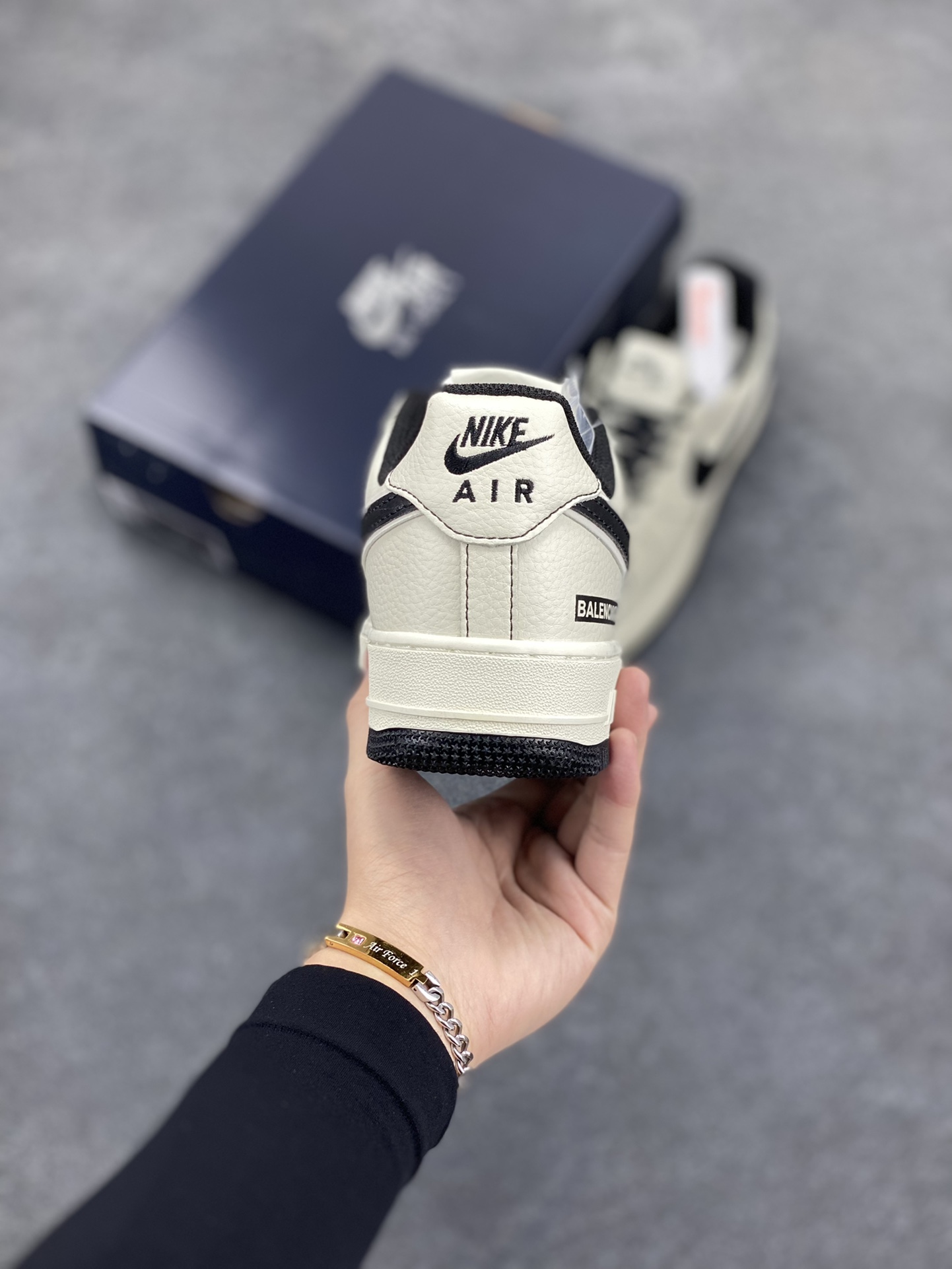 图片[4]-BALENCIAGA×Nike Air Force 1\’07 Low 联名三勾 米黑空军一号低帮休闲版鞋 定制皮料 原楦头原纸板 纯正空军版型 内置全掌气垫 货号：FR0538-090 尺码：36 36.5 37.5 38 38.8 39 40 40.5 41 42 42.5 43 44 44.5 45-选品中心