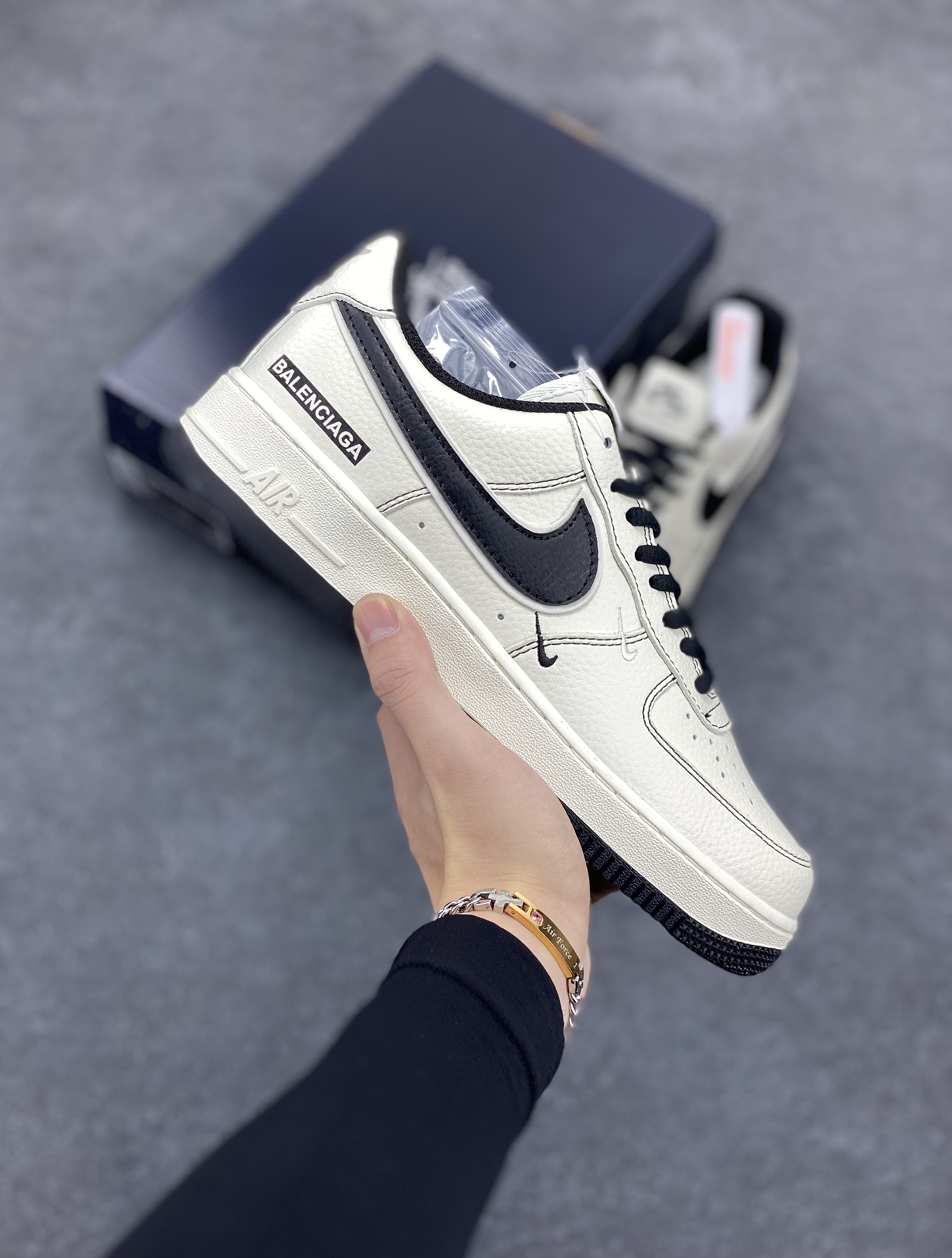 BALENCIAGA×Nike Air Force 1\'07 Low 联名三勾 米黑空军一号低帮休闲版鞋 定制皮料 原楦头原纸板 纯正空军版型 内置全掌气垫 货号：FR0538-090 尺码：36 36.5 37.5 38 38.8 39 40 40.5 41 42 42.5 43 44 44.5 45-选品中心