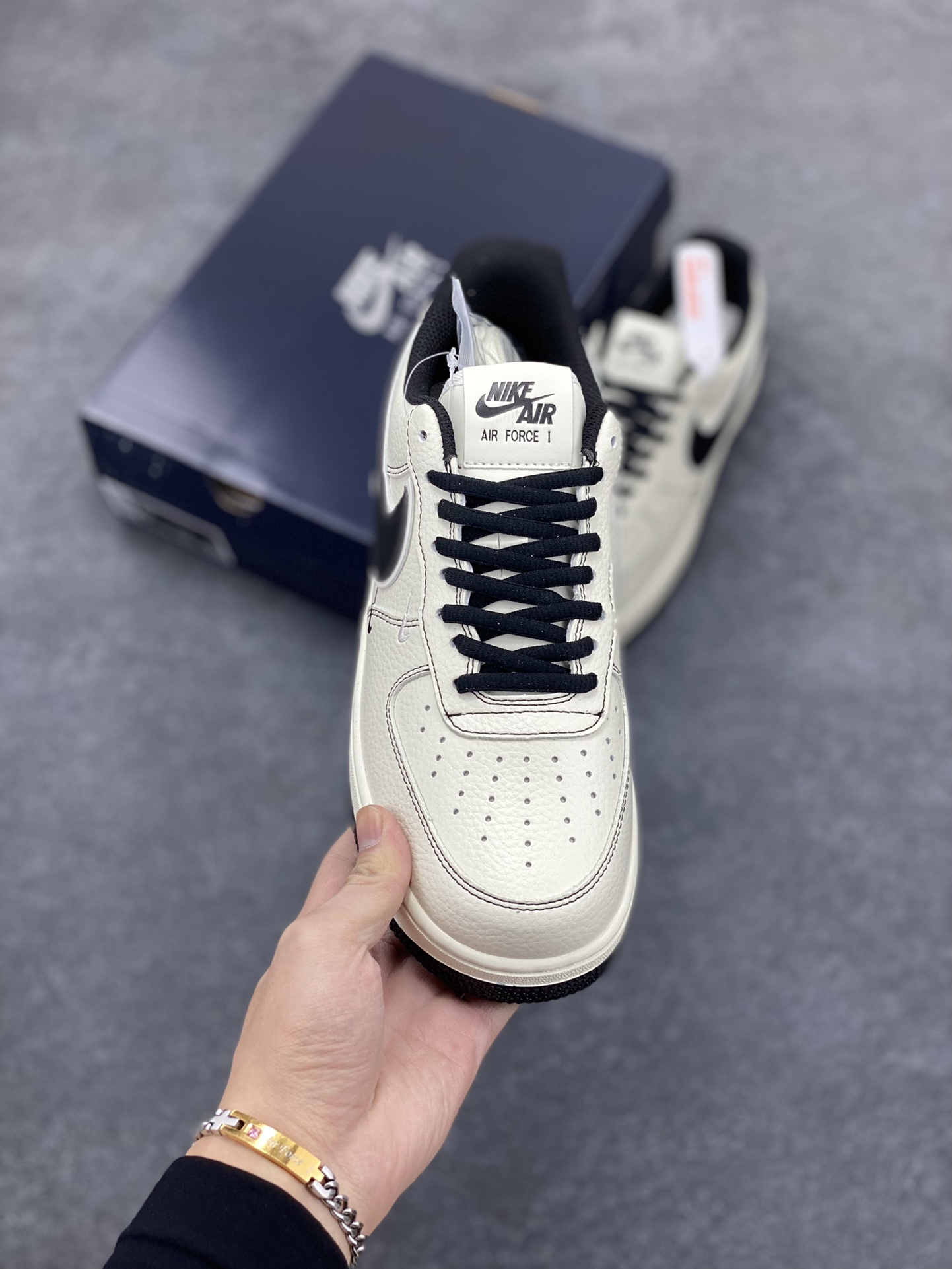 图片[2]-BALENCIAGA×Nike Air Force 1\’07 Low 联名三勾 米黑空军一号低帮休闲版鞋 定制皮料 原楦头原纸板 纯正空军版型 内置全掌气垫 货号：FR0538-090 尺码：36 36.5 37.5 38 38.8 39 40 40.5 41 42 42.5 43 44 44.5 45-选品中心