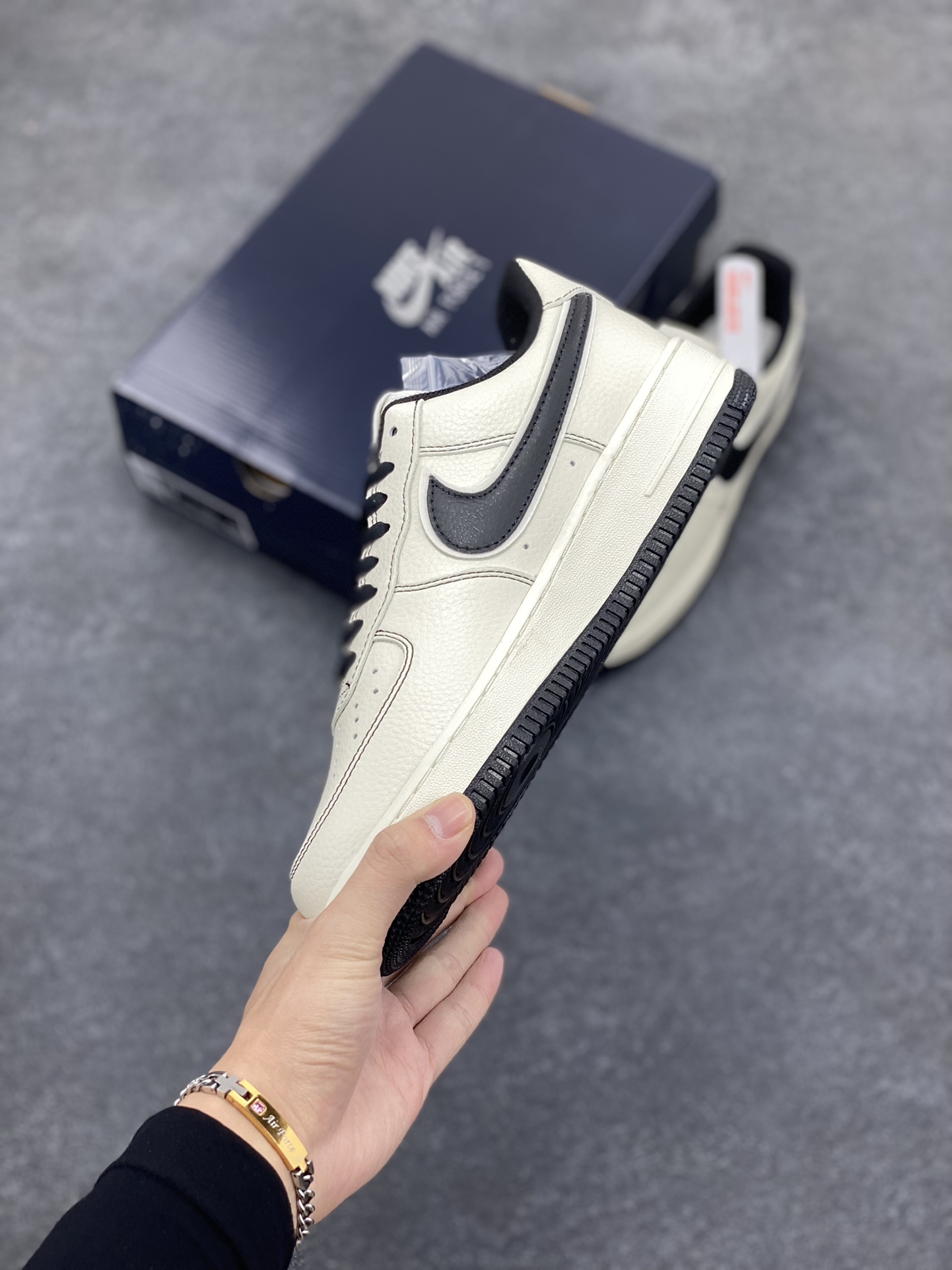 图片[3]-BALENCIAGA×Nike Air Force 1\’07 Low 联名三勾 米黑空军一号低帮休闲版鞋 定制皮料 原楦头原纸板 纯正空军版型 内置全掌气垫 货号：FR0538-090 尺码：36 36.5 37.5 38 38.8 39 40 40.5 41 42 42.5 43 44 44.5 45-选品中心