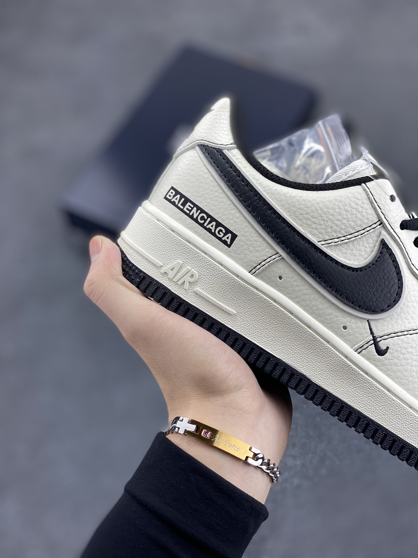 图片[6]-BALENCIAGA×Nike Air Force 1\’07 Low 联名三勾 米黑空军一号低帮休闲版鞋 定制皮料 原楦头原纸板 纯正空军版型 内置全掌气垫 货号：FR0538-090 尺码：36 36.5 37.5 38 38.8 39 40 40.5 41 42 42.5 43 44 44.5 45-选品中心