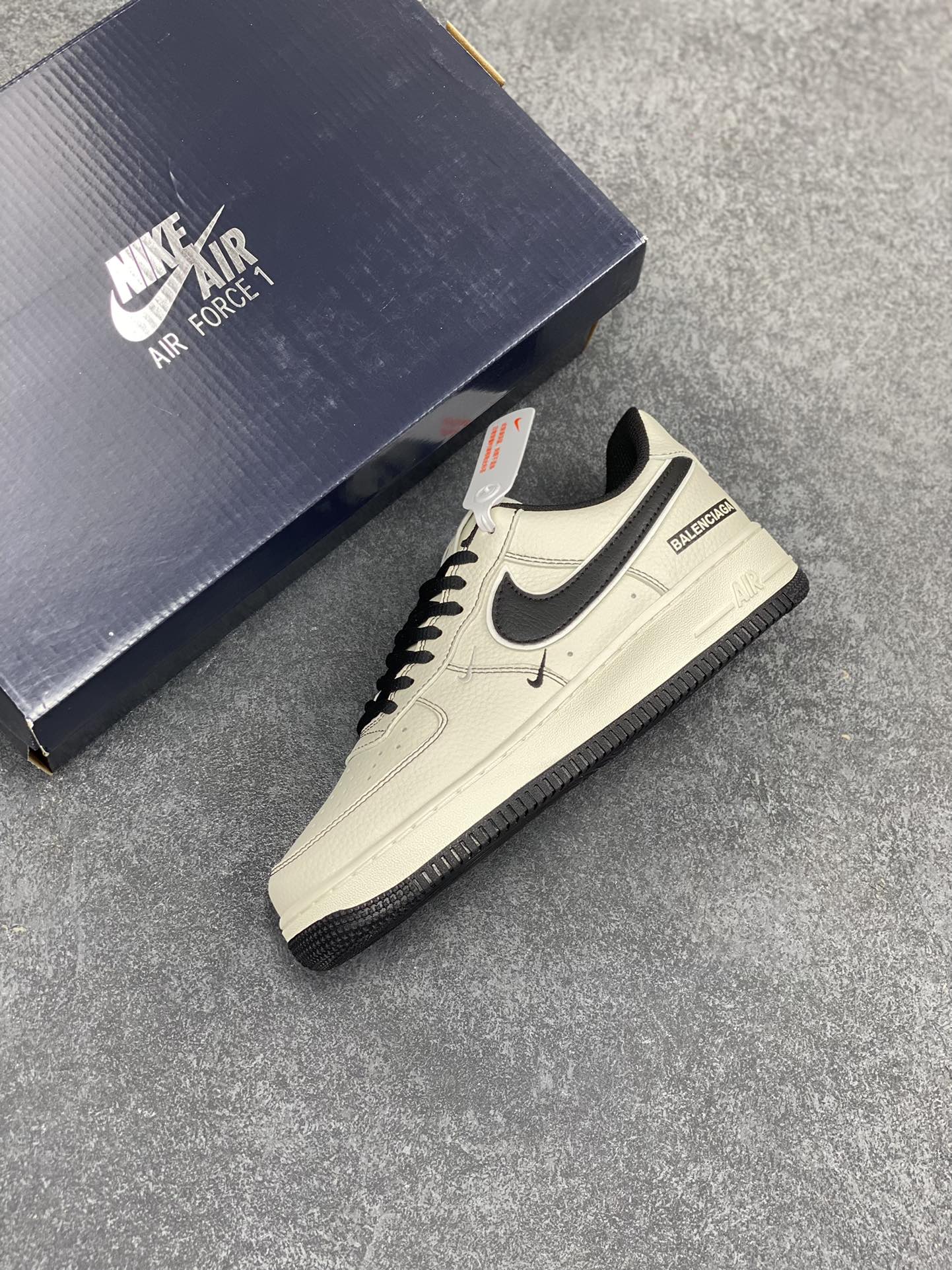 图片[7]-BALENCIAGA×Nike Air Force 1\’07 Low 联名三勾 米黑空军一号低帮休闲版鞋 定制皮料 原楦头原纸板 纯正空军版型 内置全掌气垫 货号：FR0538-090 尺码：36 36.5 37.5 38 38.8 39 40 40.5 41 42 42.5 43 44 44.5 45-选品中心