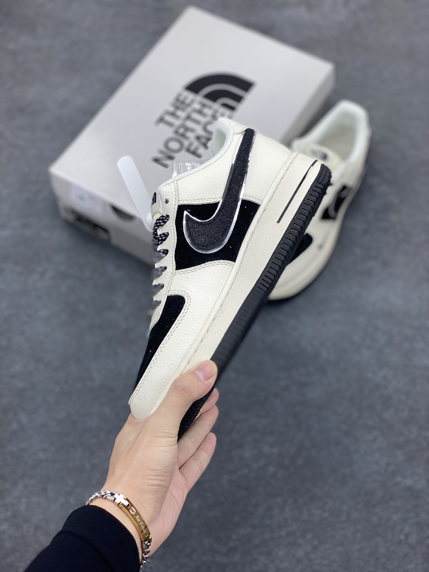 图片[3]-NIke Air Force 1 \’07 Low “北面联名”空军一号 低帮 运动鞋 休闲鞋 折边针车 工艺难度大 原楦头原纸板 原装鞋盒 定制五金配件 内置全掌气垫 原厂鞋底 货号：QY6818-522 尺码：36 36.5 37.5 38 38.5 39 40 40.5 41 42 42.5 43 44 44.5 45-选品中心