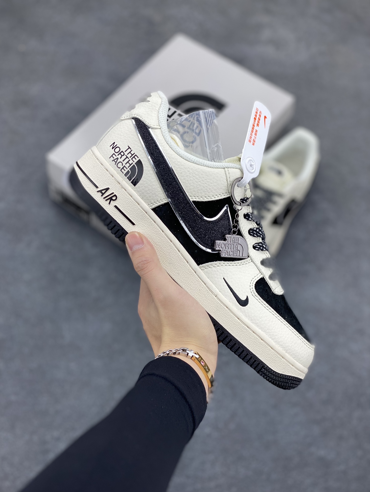 NIke Air Force 1 \’07 Low “北面联名”空军一号 低帮 运动鞋 休闲鞋 折边针车 工艺难度大 原楦头原纸板 原装鞋盒 定制五金配件 内置全掌气垫 原厂鞋底 货号:QY6818-522 尺码:36 36.5 37.5 38 38.5 39 40 40.5 41 42 42.5 43 44 44.5 45-选品中心