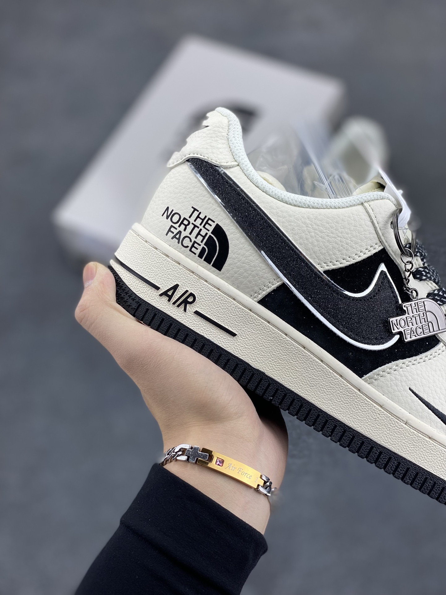 图片[6]-NIke Air Force 1 \’07 Low “北面联名”空军一号 低帮 运动鞋 休闲鞋 折边针车 工艺难度大 原楦头原纸板 原装鞋盒 定制五金配件 内置全掌气垫 原厂鞋底 货号：QY6818-522 尺码：36 36.5 37.5 38 38.5 39 40 40.5 41 42 42.5 43 44 44.5 45-选品中心