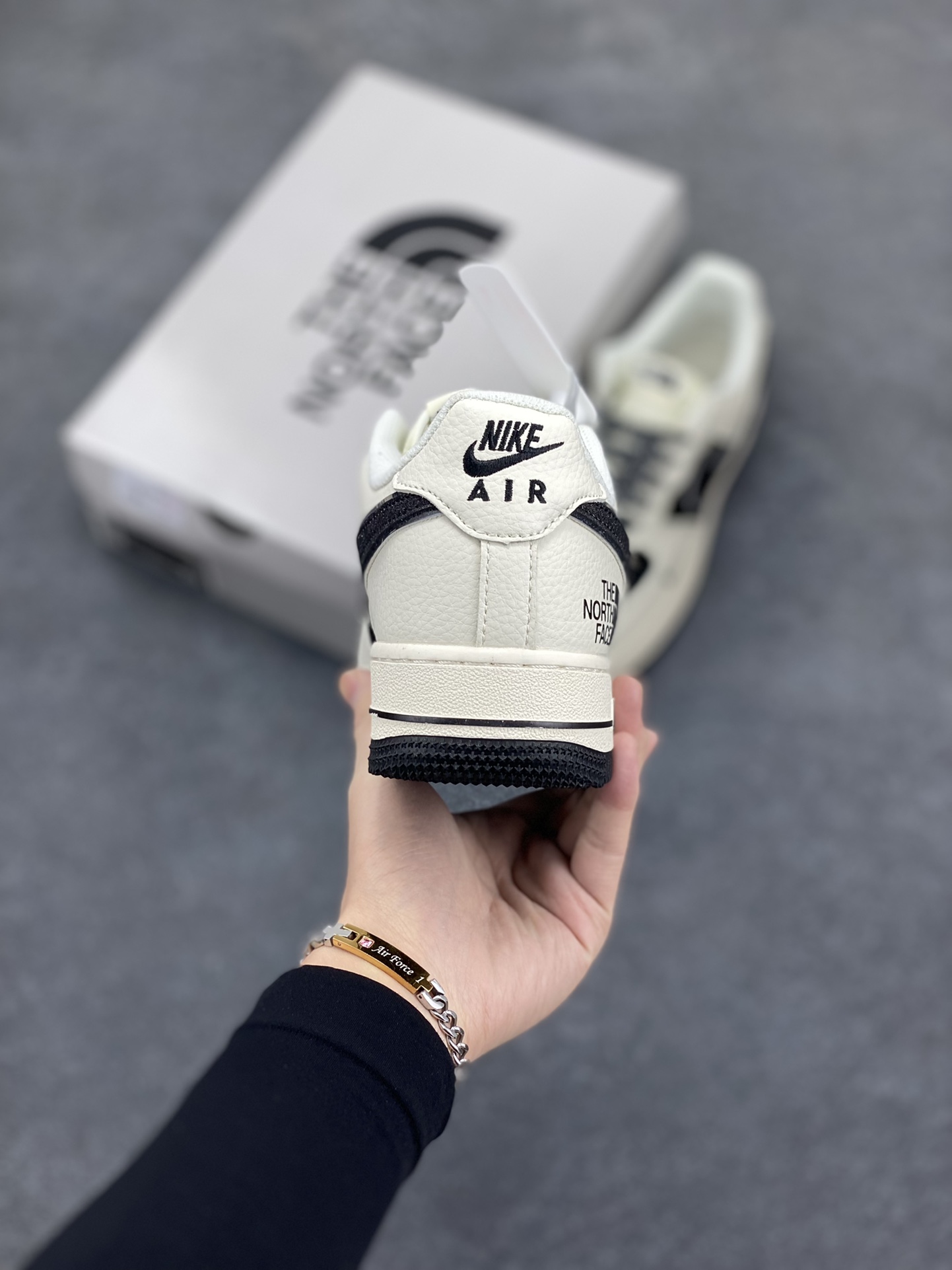 图片[4]-NIke Air Force 1 \’07 Low “北面联名”空军一号 低帮 运动鞋 休闲鞋 折边针车 工艺难度大 原楦头原纸板 原装鞋盒 定制五金配件 内置全掌气垫 原厂鞋底 货号：QY6818-522 尺码：36 36.5 37.5 38 38.5 39 40 40.5 41 42 42.5 43 44 44.5 45-选品中心