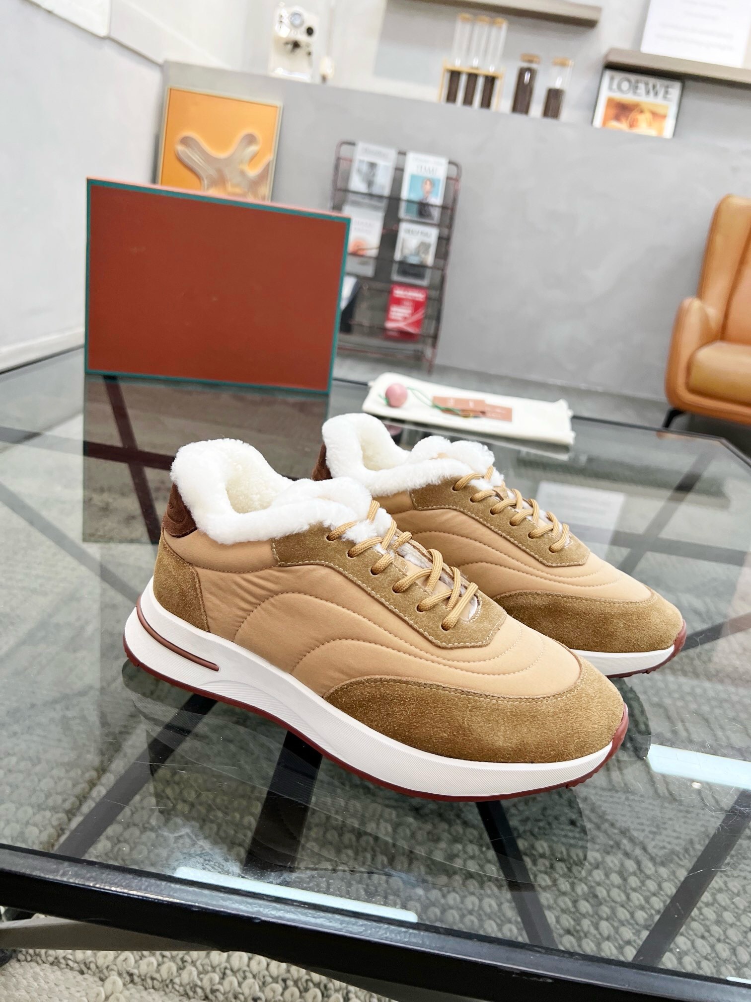 NO:220877,Brand Loro Piana color original color matching, code number 36-45 customized 35.38.46 price couple model, material Noyou Pianya autumn hot product shipped!  The window style LoroPiana mesh cowhide casual sports men's shoes This casual shoe is knitted with Wind fiber, presenting a unique three-dimensional effect. The unique style is slightly narrowed in the middle and is embellished with Naba Leather. The light rubber sole and edge studs enhance grip and stability. The functional details of the shoe are full of modern aesthetics. The upper uses hot melt edge sealing process. The light technical material of the Kummel color rubber outsole is inlaid with cushioning pads on the inside of the sole, making the weight distribution more even and reducing the load during travel. The leather shoe eye is directly placed on the upper fixed to the sole, and the wool inner part is comfortable and warm to ensure stability. The rear is equipped with cushioning pads to enhance the comfort of wearing. LP casual shoes, loro piana, loro piana, cowhide19860909品牌Loro Piana 颜色原版配色 码数36-45定做35.38.46 价格情侣款 材质诺悠翩雅秋季爆款出货！橱窗款LoroPiana网面牛皮休闲运动男鞋 这款休闲鞋采用Wind纤维针织而成,呈现出别致的立体效果,独特的版型在中段轻微变窄,并以纳巴革细节点缀.轻盈橡胶鞋底和边缘的鞋钉增强抓地力和稳定性,充满现代美感的功能细节设计为鞋子平添了运动风格.鞋面使用热熔封边工艺 Kummel色橡胶外底的轻盈技术材料鞋底内侧镶嵌着缓冲垫,让重量分配更平均,减轻行进间的负荷 皮革鞋眼直接设于固定在鞋底的鞋面上,羊毛内里 舒适保暖 以确保稳定性 后部搭配缓冲垫,以提升穿着舒适感,LP休闲鞋,loro piana,loro piana,cowhide,Men's shoes