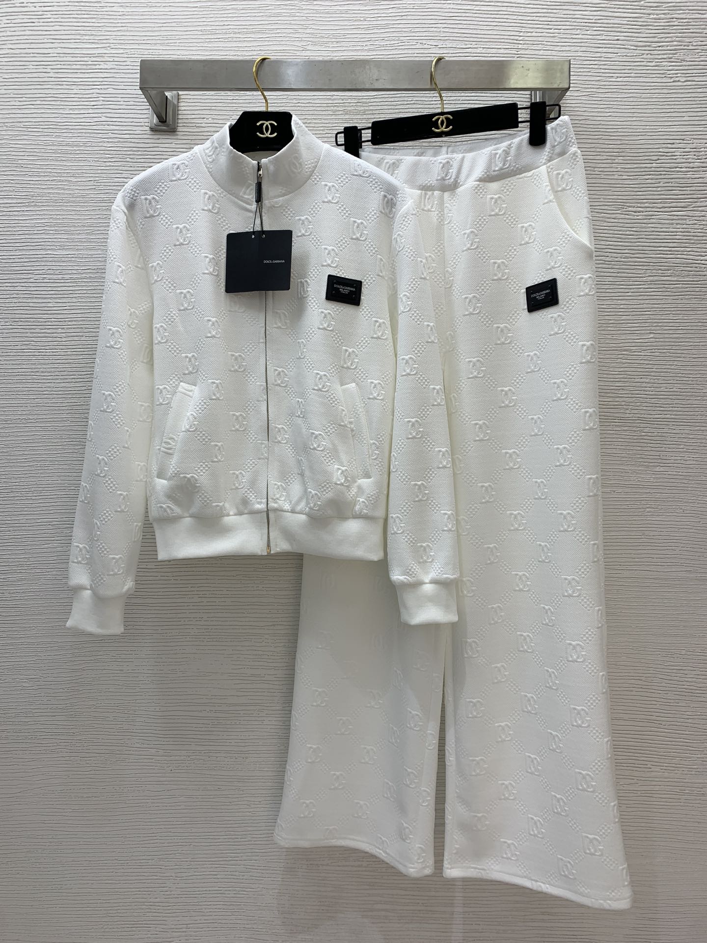NO:449842,Model number G24122047 Dolce & Gabbana DG* new model, full of letter embossed logo logo decoration fashionable casual sports suit!  Stand-collar long-sleeved zipper top thin jacket elastic waist wide-leg casual pants trousers!  White, (M size bust 98, sleeve length 57, clothing length 57; waist 70 elastic, trousers length 104/waist ±4) hair, Dolce & Gabbana, jackets & coats, alexander wang19860909款号G24122047 杜嘉班纳DG*新款 满身字母压花logo标志装饰时尚休闲运动套装！立领长袖拉链上衣薄外套松紧腰阔腿休闲裤长裤！白色,（M码胸围98,袖长57,衣长57；腰围70松紧,裤长104/腰围±4）发,,Dolce&Gabbana,jackets & coats,alexander wang,Women's clothing
