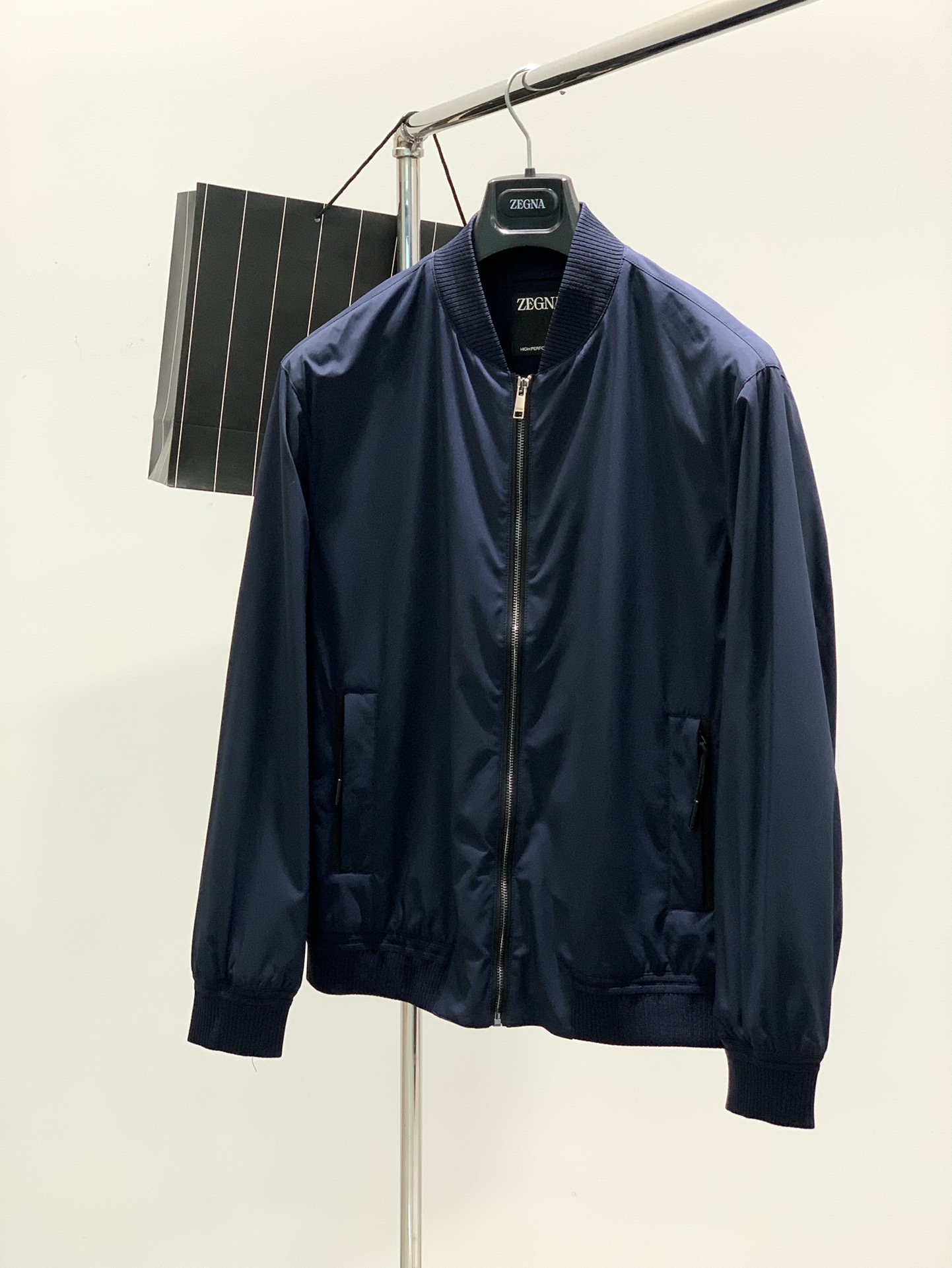 NO:119754,Color blue Zegna, the latest autumn and winter products, available at the counter at the same time, original singles, fashionable and casual lapel jacket, using imported original fabric, comfortable and breathable, top-level printing craft letter pattern decoration logo, original hardware and accessories decoration, full of handsome upper body!  Code number M-3XL, zegna, jackets & coats, alexander wang19860909颜色蓝 杰尼亚 Zegna,秋冬最新品,专柜同步有售,原单狠货,时尚休闲翻领外套,采用进口原版面料,舒适透气,顶级印花工艺字母图案装饰logo,原版五金辅料装饰,上身帅气十足！码数M-3XL,,zegna,jackets & coats,alexander wang,Men's clothing