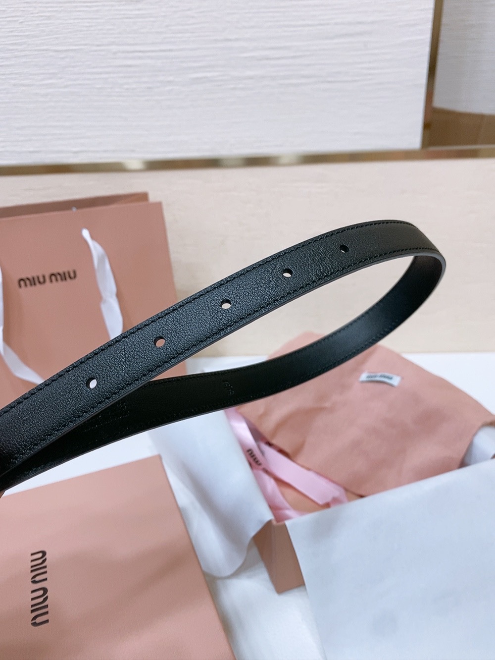 缪缪miumiu专柜新款 这款皮革腰带刻字五金徽标搭配方型针扣