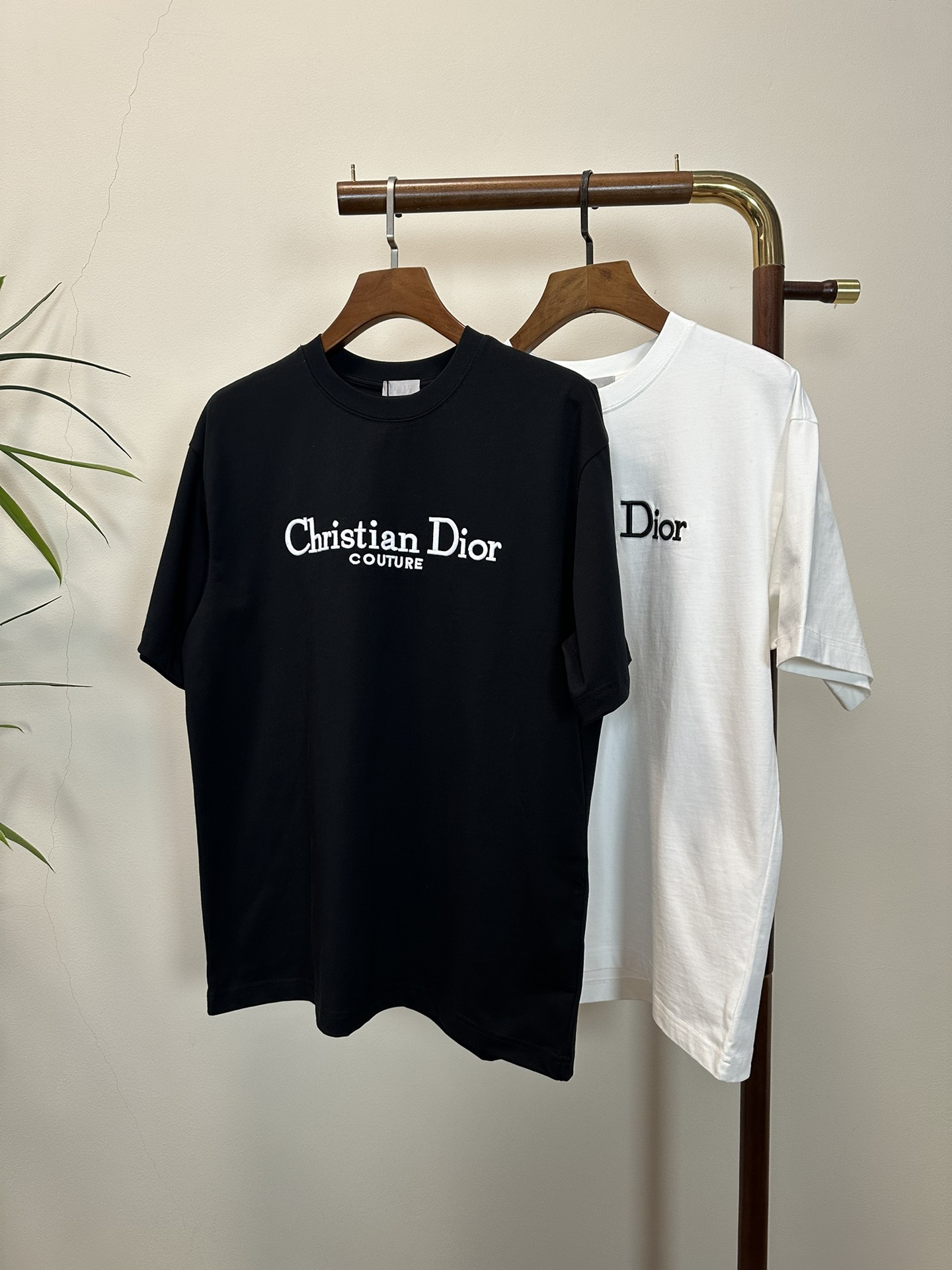 NO:416486,(Supports after-sales service after-sales service) DIOR new round neck short-sleeved T-shirt high-end version!  Customized fabrics for counters are breathable and comfortable, with impeccable details, and the brand element design concept reflects high quality. The feel is delicate and soft!  It is casually cut, with a great upper body style!  S-XL,,dior,dior,T-shirt,tees,t-shirt,alexander wang19860909（ 支持年后售后） DIOR 迪奥新款 圆领 短袖 T恤 高端版本！专柜定制面料 透气舒适度高,细节无可挑剔,品牌元素设计理念,体现高品质.手感细腻柔软！呈现休闲裁剪,上身版型超赞！ 码数S- XL,,dior,dior,T-shirt,tees，t-shirt,alexander wang,Men's clothing