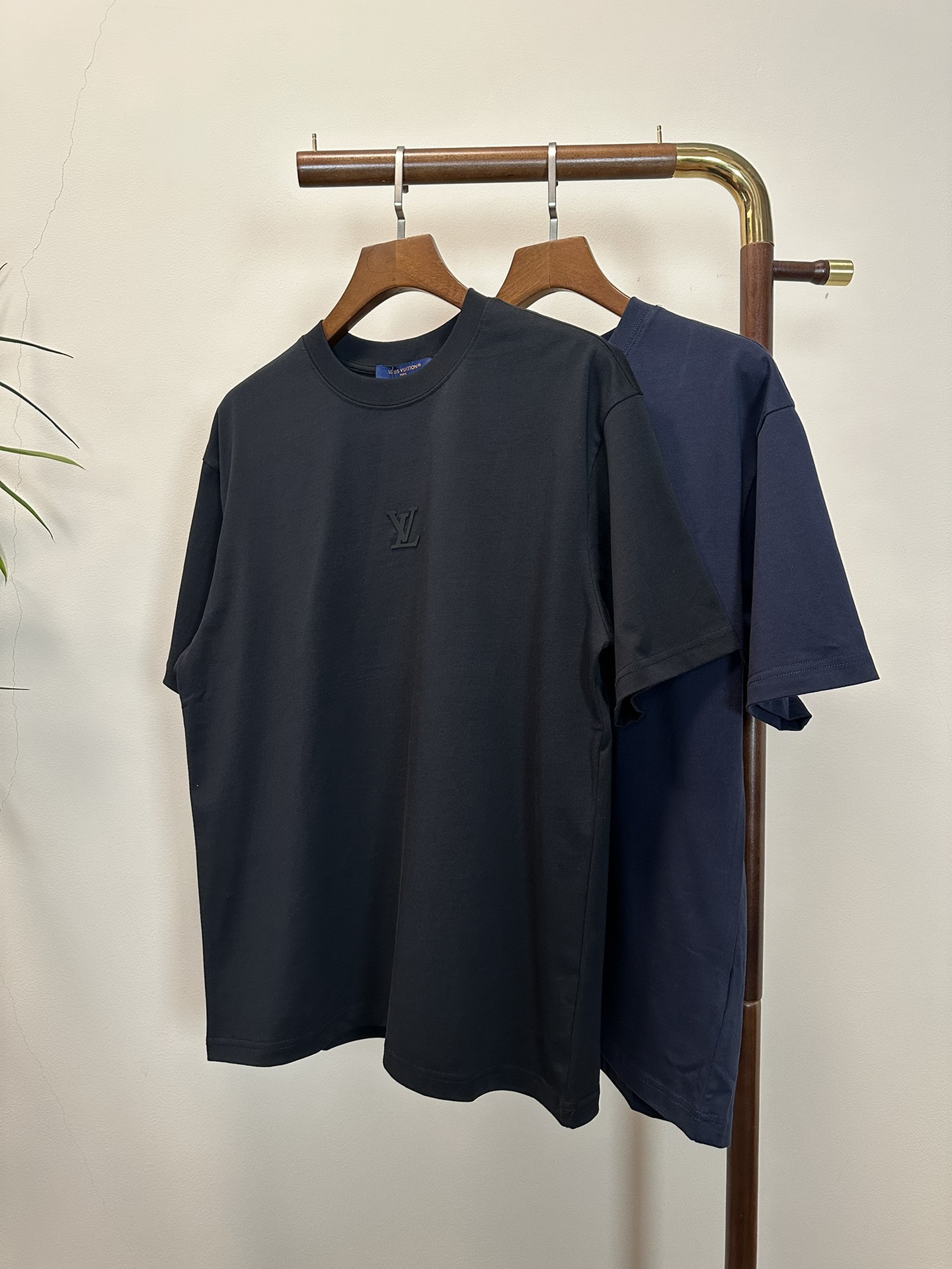 NO:416492,(Supports after-sales service after-sales service) LV Louis Vuitton New round neck short-sleeved T-shirt High-end version!  Customized fabrics for counters are breathable and comfortable, with impeccable details, and the brand element design concept reflects high quality. The feel is delicate and soft!  It is casually cut, with a great upper body style!  S-XL, louis vuitton,louis vuitton,t-shirt,tees,t-shirt,alexander wang19860909（ 支持年后售后） LV 路易威登 新款 圆领 短袖 T恤 高端版本！专柜定制面料 透气舒适度高,细节无可挑剔,品牌元素设计理念,体现高品质.手感细腻柔软！呈现休闲裁剪,上身版型超赞！ 码数S- XL,,louis vuitton,louis vuitton,T-shirt,tees，t-shirt,alexander wang,Men's clothing