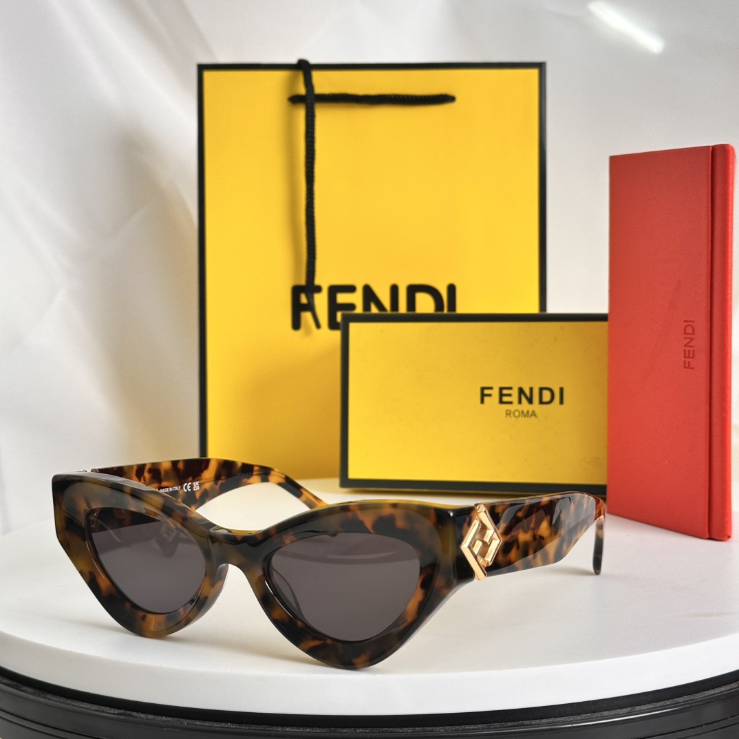 FEND*经典双Flogo镜腿加上时尚的猫眼圈形潮范十足.加厚板料.TOPQUALITYMODELFE4