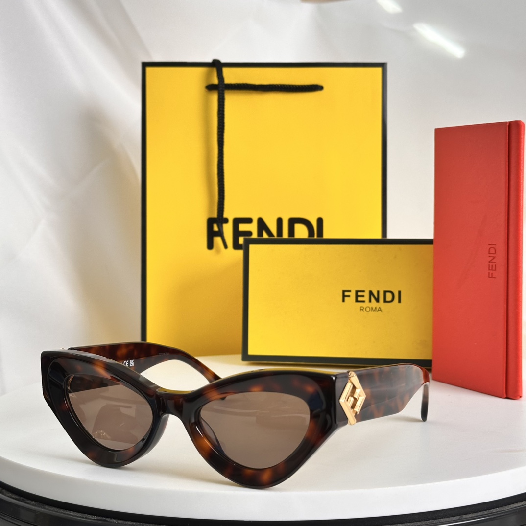 FEND*经典双Flogo镜腿加上时尚的猫眼圈形潮范十足.加厚板料.TOPQUALITYMODELFE4