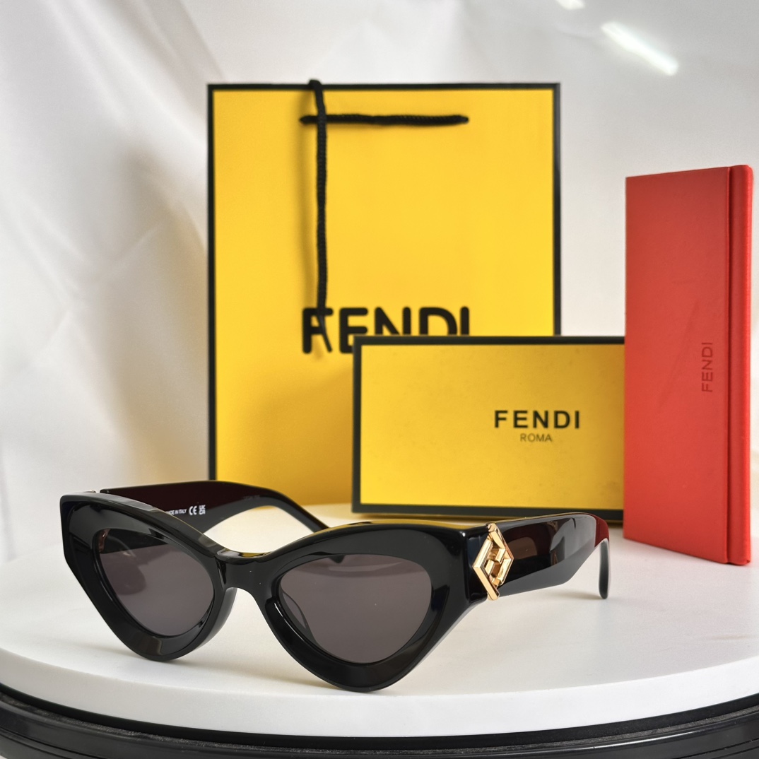 FEND*经典双Flogo镜腿加上时尚的猫眼圈形潮范十足.加厚板料.TOPQUALITYMODELFE4