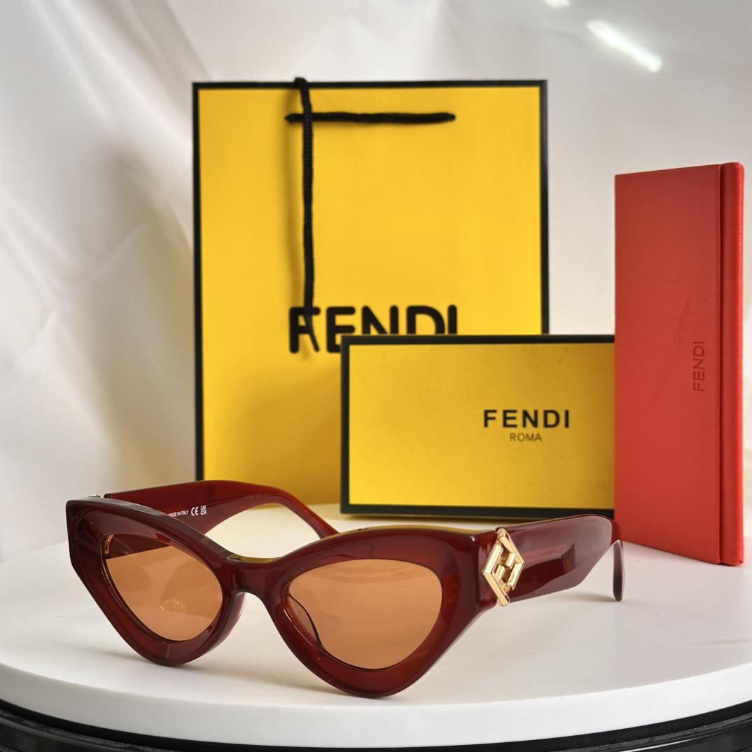 FEND*经典双Flogo镜腿加上时尚的猫眼圈形潮范十足.加厚板料.TOPQUALITYMODELFE4