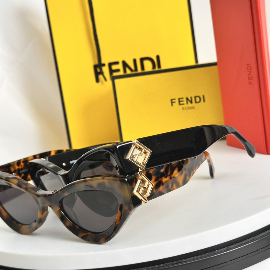FEND*经典双Flogo镜腿加上时尚的猫眼圈形潮范十足.加厚板料.TOPQUALITYMODELFE4