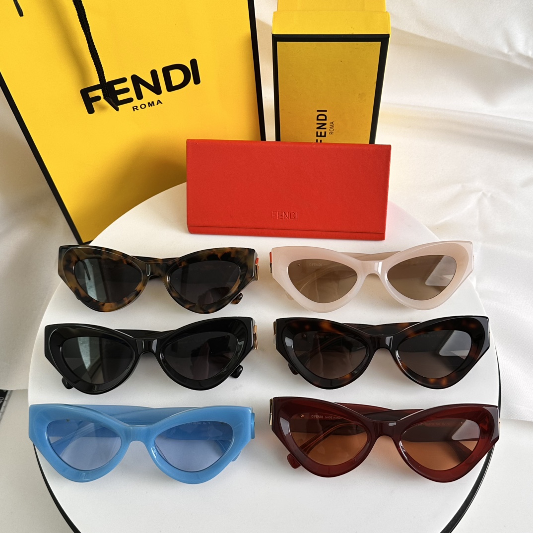 FEND*经典双Flogo镜腿加上时尚的猫眼圈形潮范十足.加厚板料.TOPQUALITYMODELFE4
