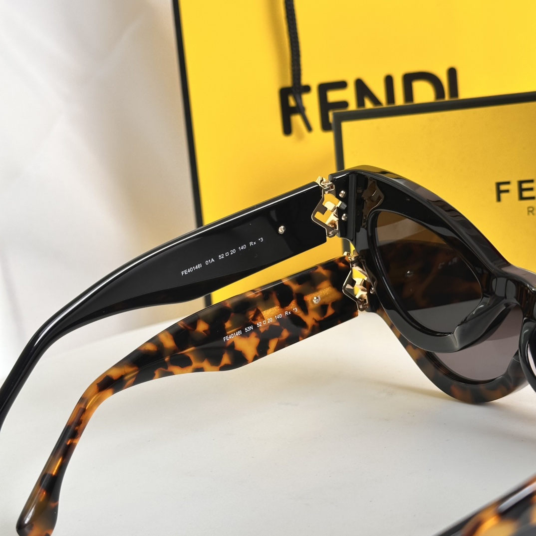 FEND*经典双Flogo镜腿加上时尚的猫眼圈形潮范十足.加厚板料.TOPQUALITYMODELFE4