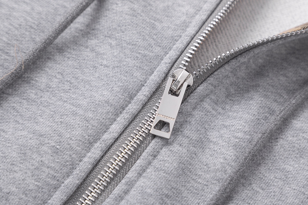 Men’s Lightweight Twirl T-Shirt with Classic Grid Embroidery in Black/Grey. - 图片 7