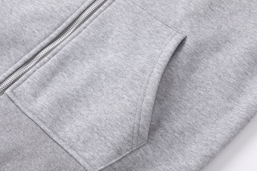 Men’s Lightweight Twirl T-Shirt with Classic Grid Embroidery in Black/Grey. - 图片 9