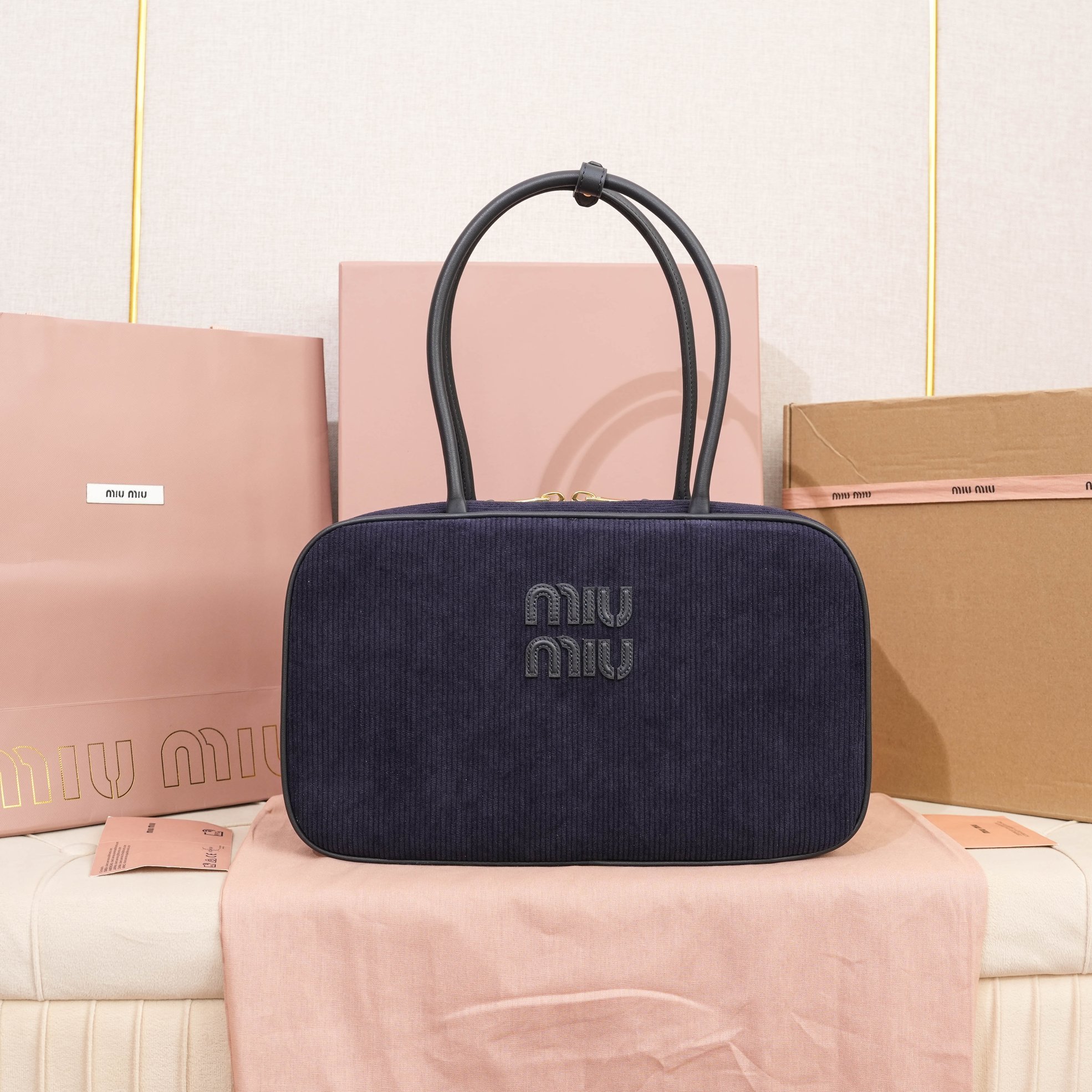 NO:584461,5BB117  MiuMiu's new corduroy briefcase is a complete fusion of fashion and classic, exquisite and casual. The corduroy fabric is paired with calfskin. The texture is soft and durable. It is lighter and more versatile than the all-leather model. It is amazing in both appearance and practicality. The three-generation long handle design is easy to carry on the shoulder.  Back, the large design has ample capacity and can easily hold various necessities. It is a perfect choice whether for work or travel. The new canvas lining is more beautiful and durable. Size 34X23X12cm (with original packaging), MIUMIU, miumiu, cowhide198609095BB117 MiuMiu新品灯芯绒公文包,时尚与经典的完全融合,精致随性慵懒,灯芯绒面料搭配小牛皮,质感柔软且耐用,比起全皮款更加轻便且颜色也更百搭,无论外观还是实用性都让人惊叹,三代长手柄设计方便肩背,大号设计容量充足,可轻松装下各种必需品,无论上班还是出游,它都是完美的选择,全新的帆布衬里更美观耐用,尺寸34X23X12cm（配原版包装）,MIUMIU,miumiu,cowhide,Bag