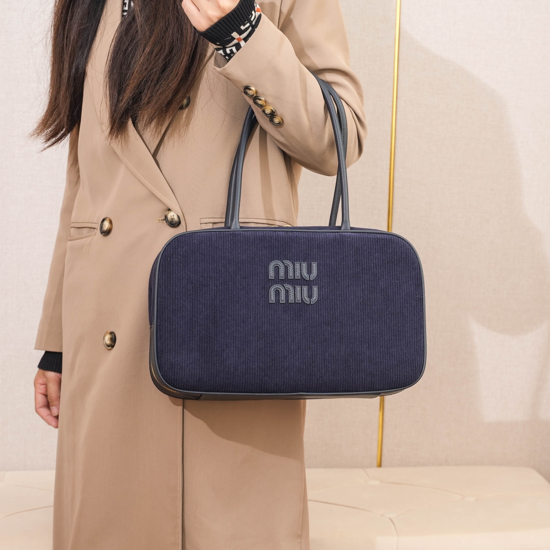 NO:584471,5BB117 (corduroy navy blue) upper body effect reference, MIUMIU, miumiu198609095BB117（灯芯绒海军蓝） 上身效果参考,MIUMIU,miumiu,Bag